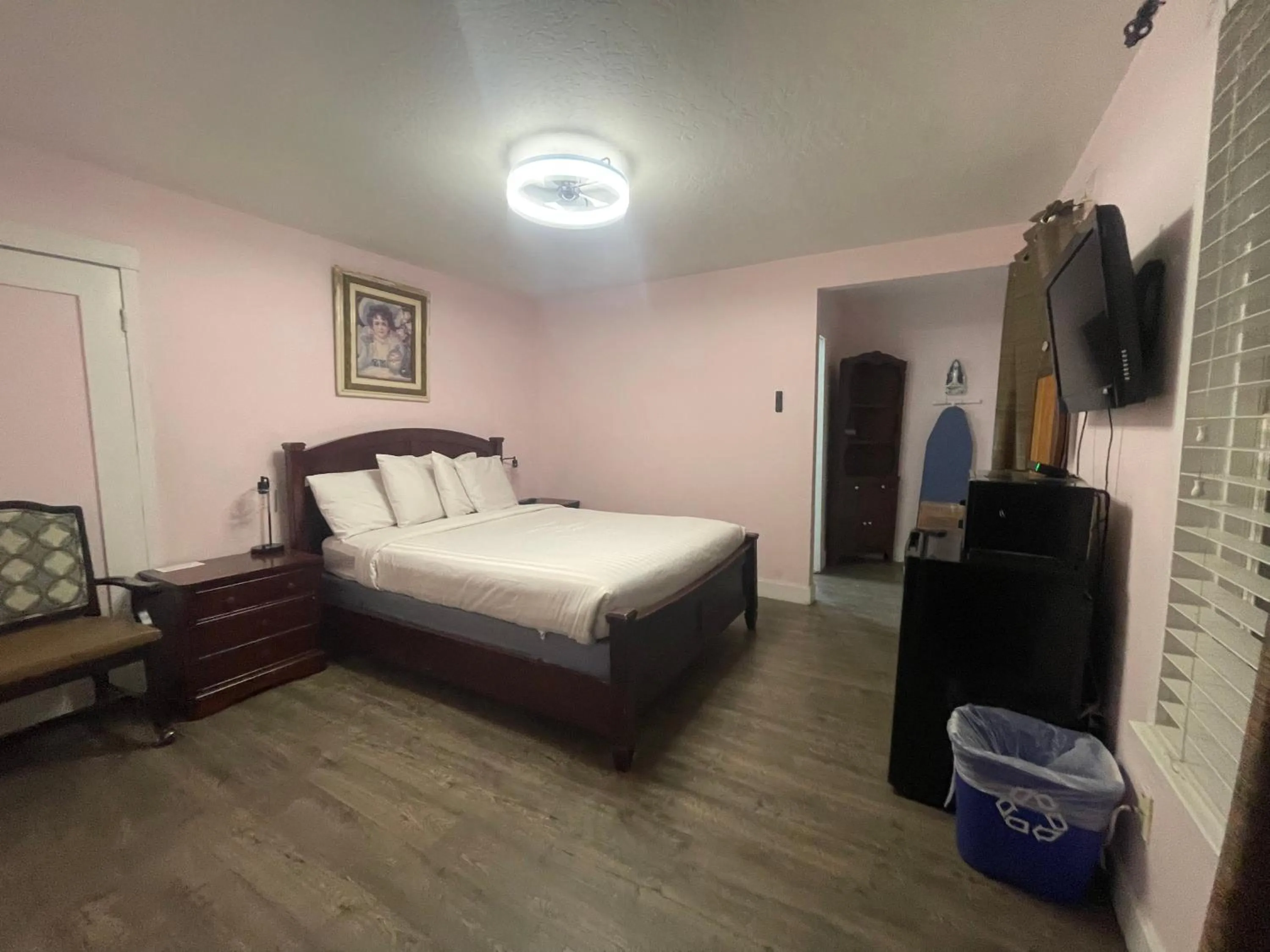 Bed in Americas Best Value Inn Royal Carriage