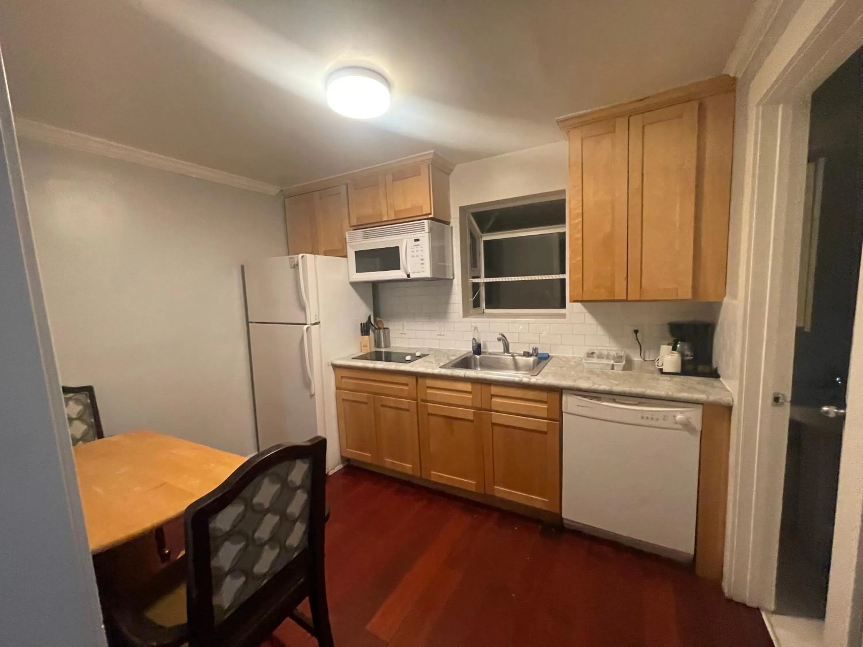 Kitchen or kitchenette in Americas Best Value Inn Royal Carriage