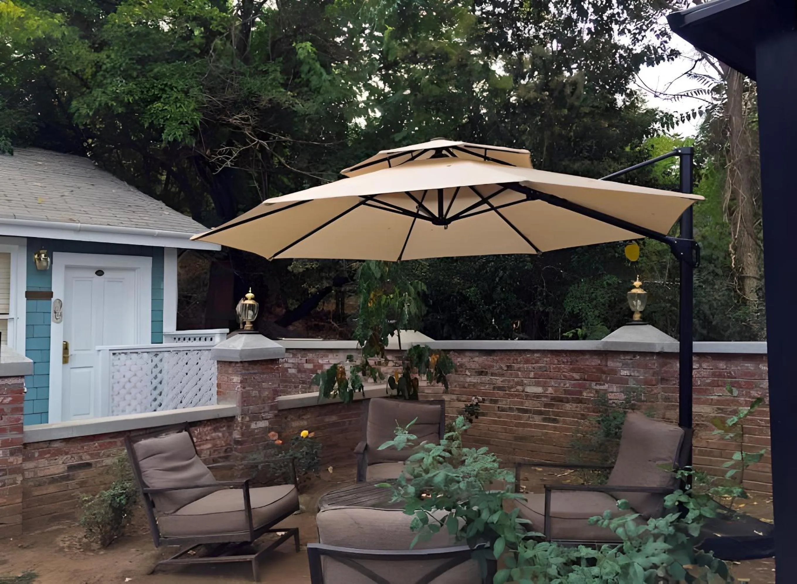 Garden in Americas Best Value Inn Royal Carriage