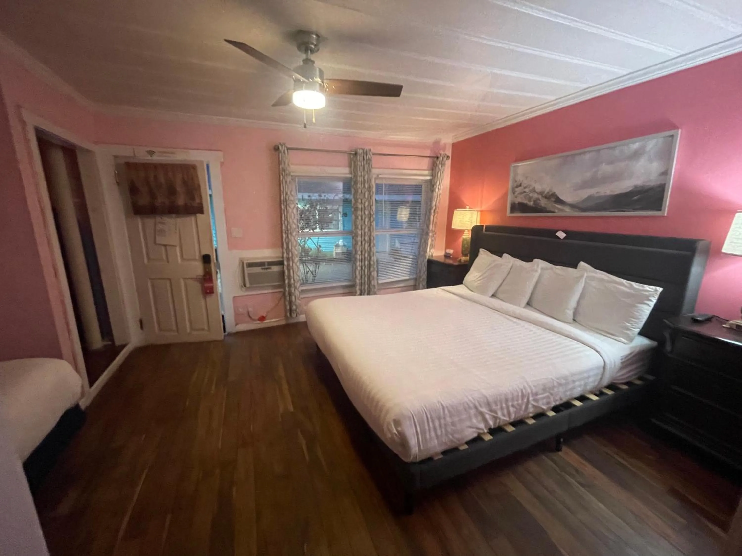 Bed in Americas Best Value Inn Royal Carriage