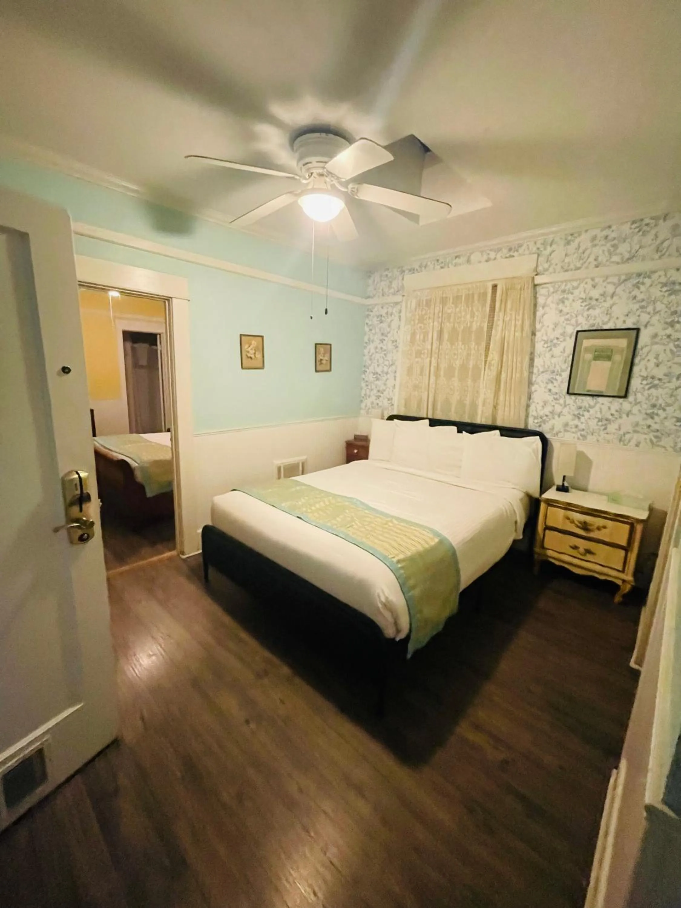 Bed in Americas Best Value Inn Royal Carriage