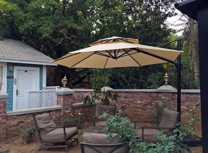 Garden in Americas Best Value Inn Royal Carriage