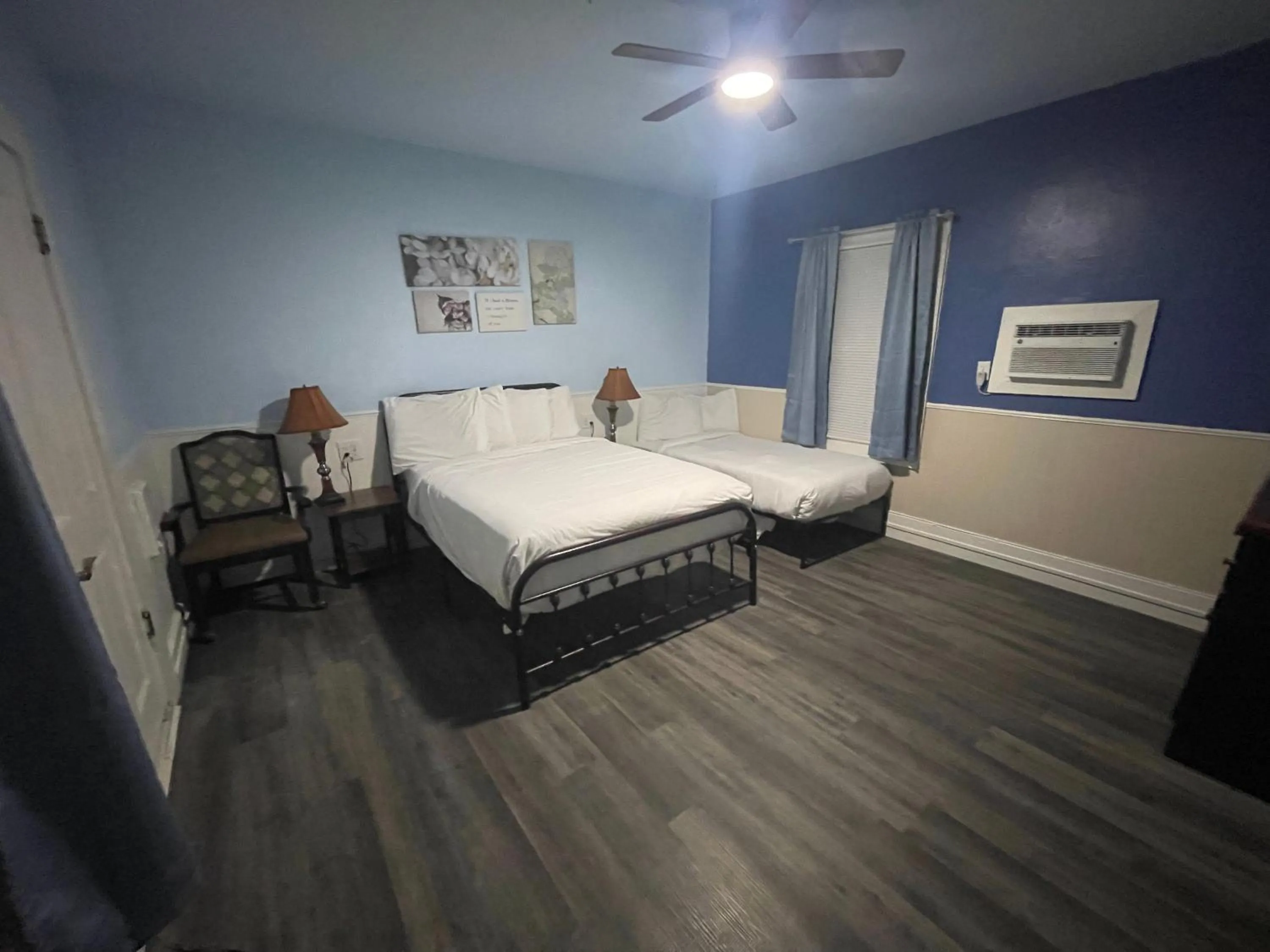 Bed in Americas Best Value Inn Royal Carriage