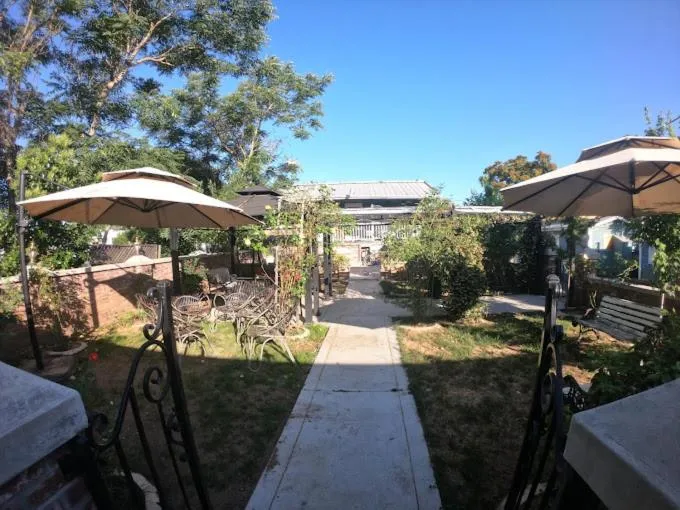 Garden in Americas Best Value Inn Royal Carriage