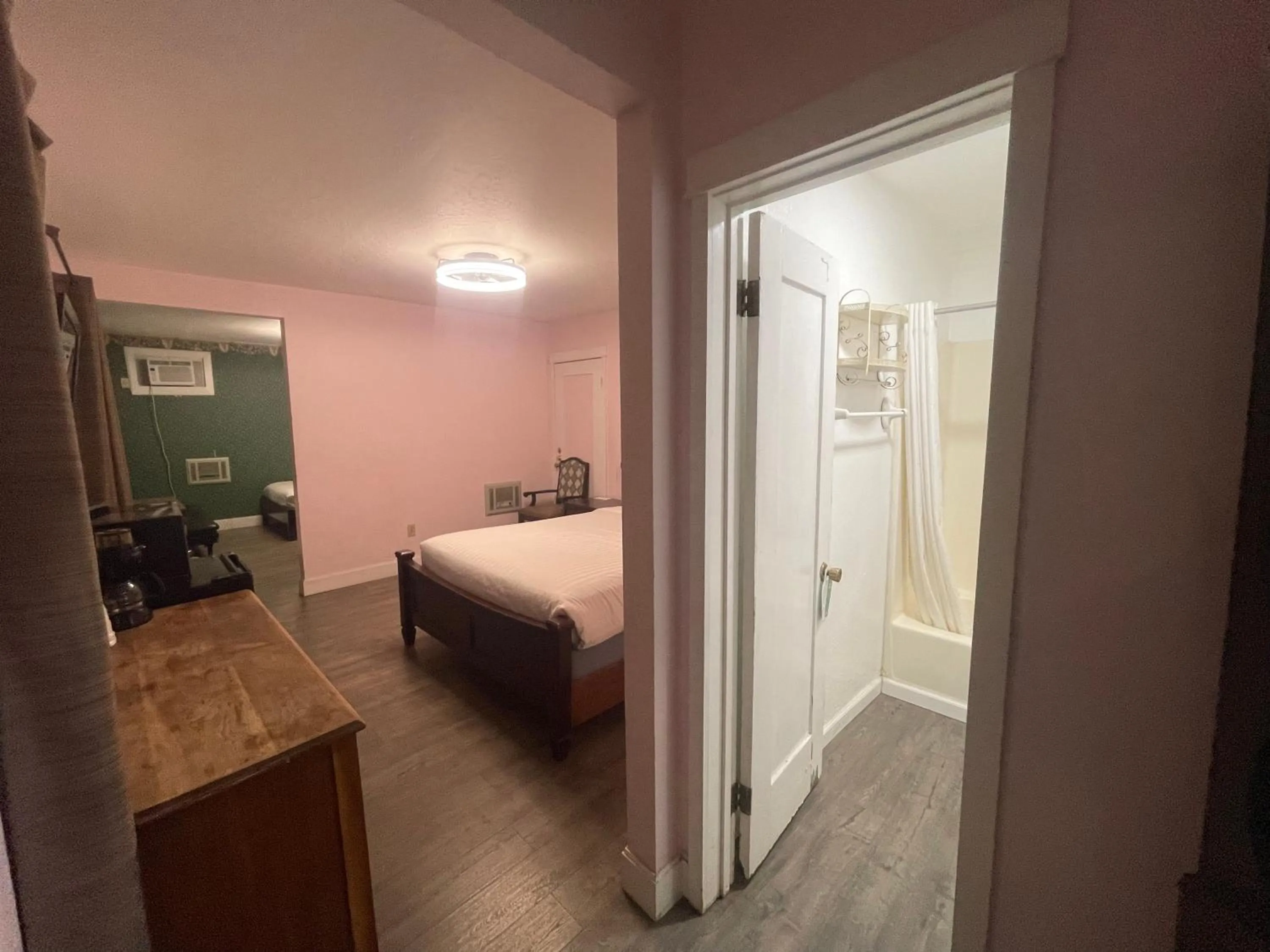 Bed in Americas Best Value Inn Royal Carriage