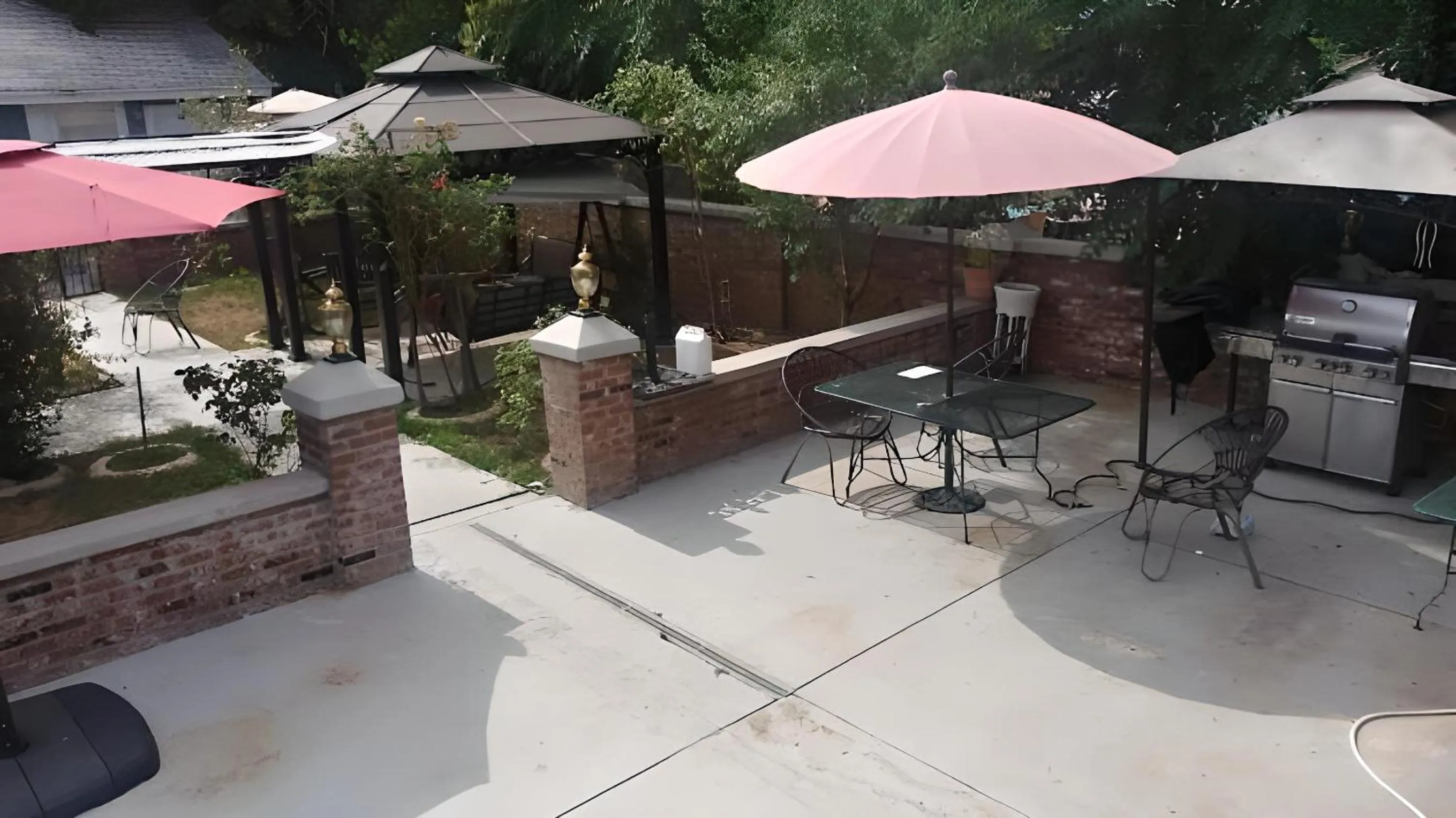 Garden in Americas Best Value Inn Royal Carriage