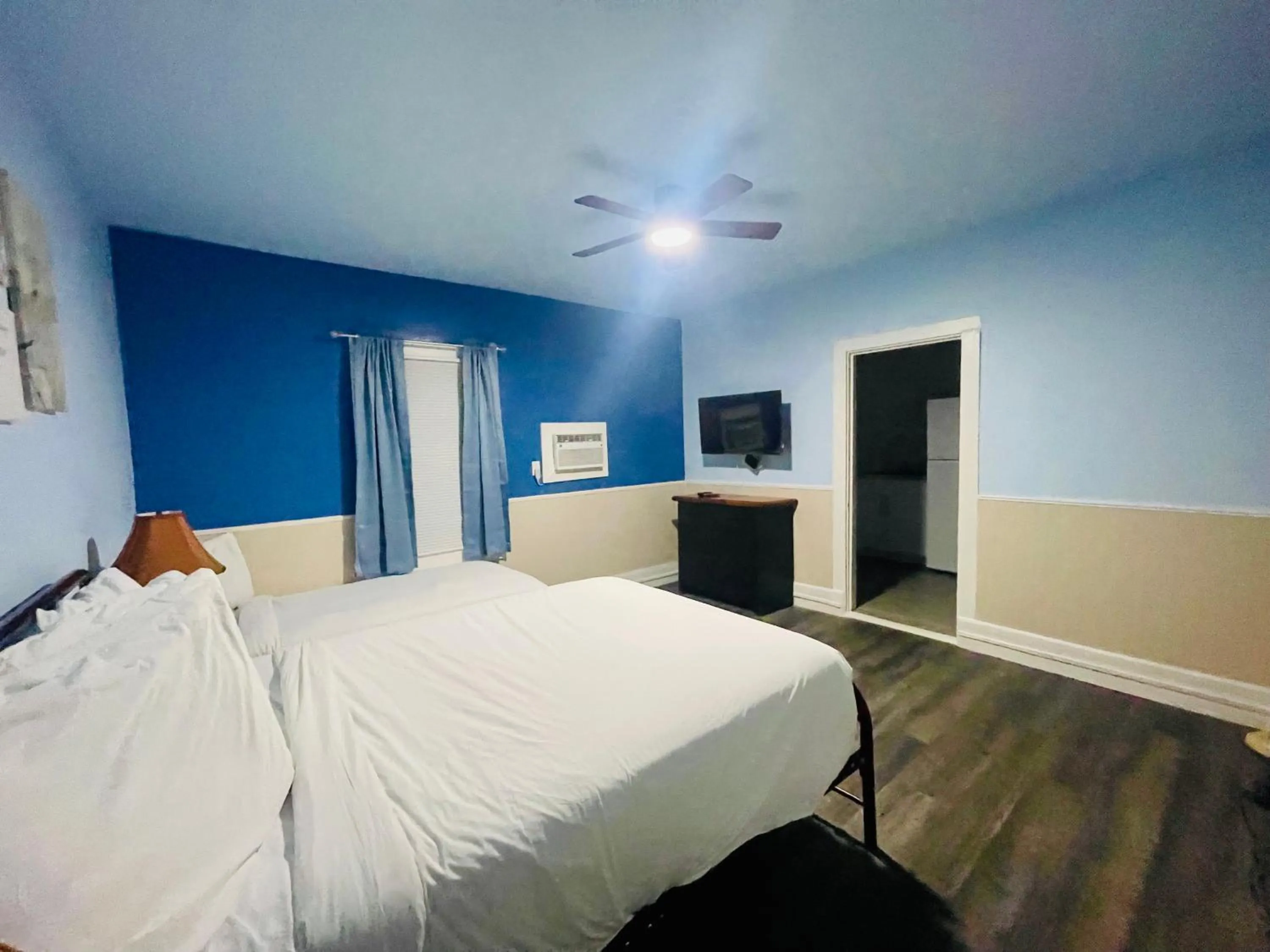 Bed in Americas Best Value Inn Royal Carriage