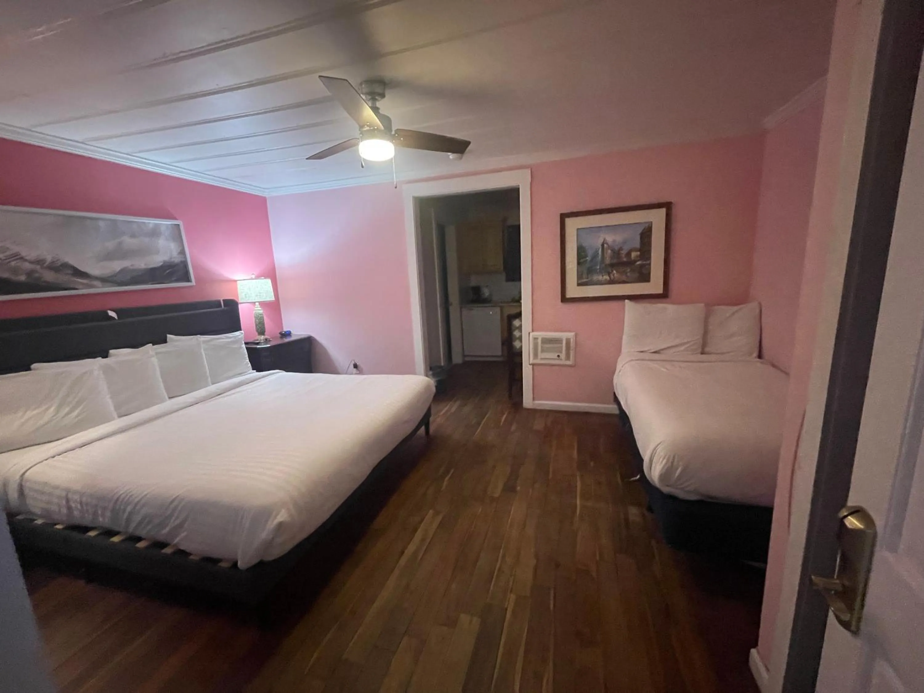 Bed in Americas Best Value Inn Royal Carriage