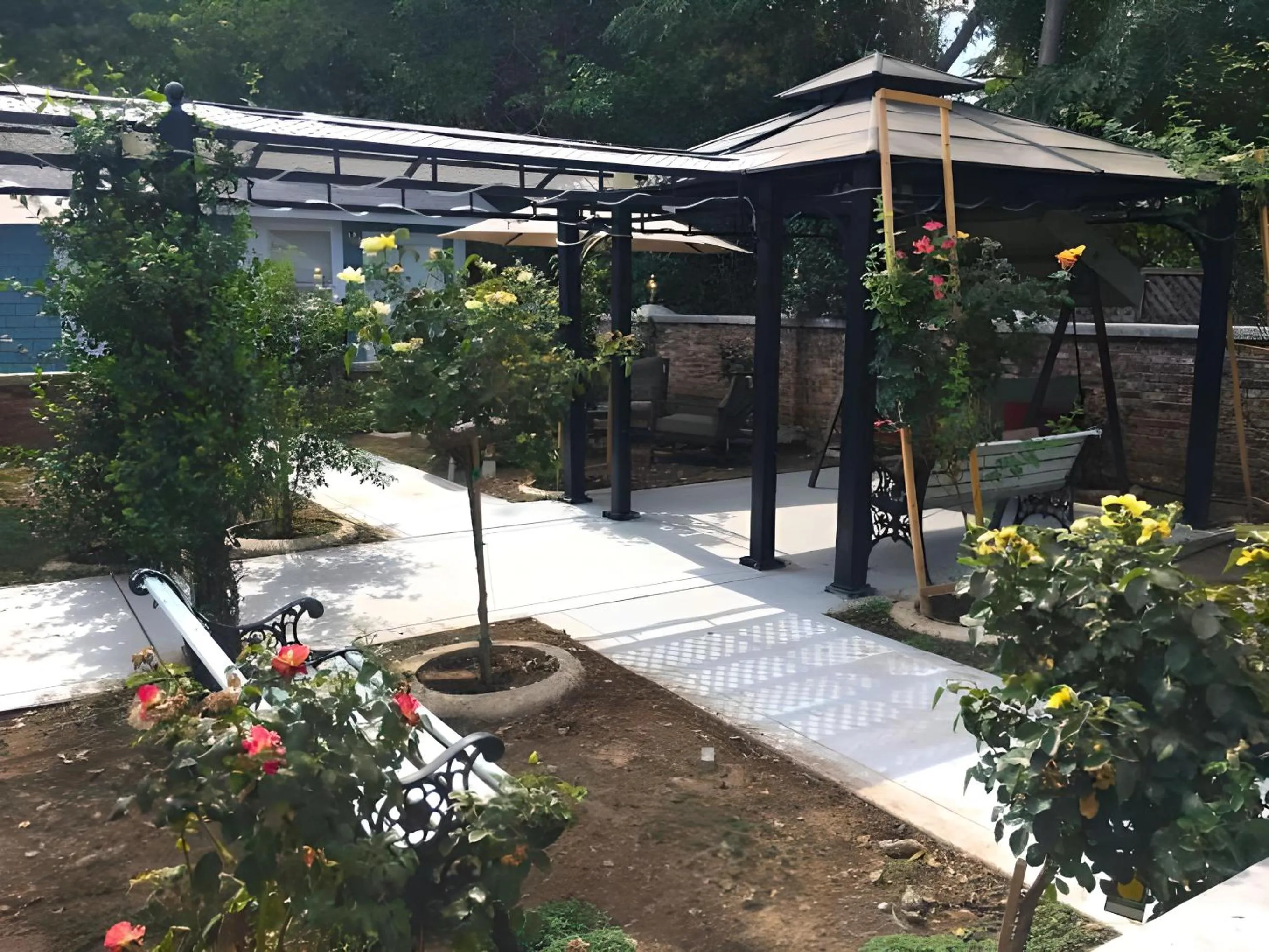 Garden in Americas Best Value Inn Royal Carriage