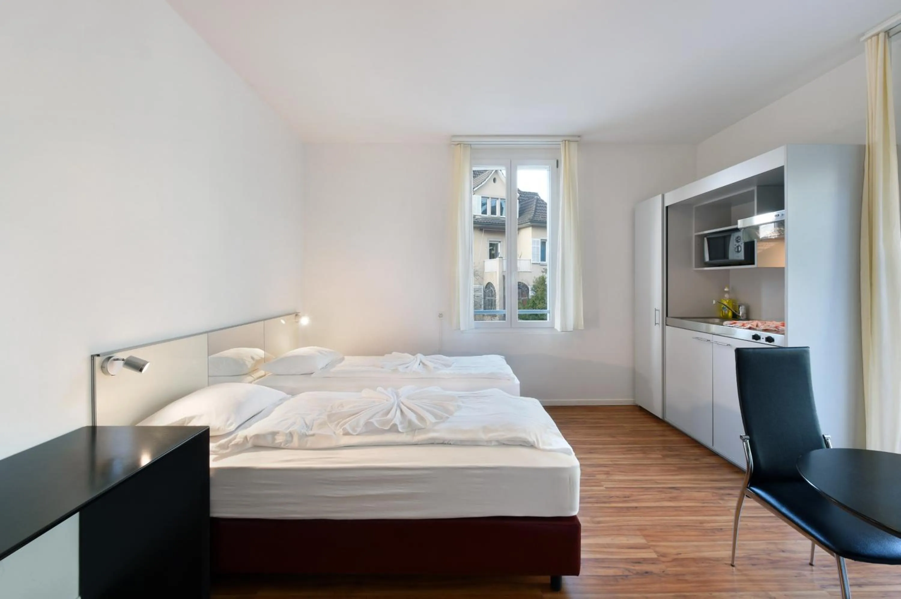 Photo of the whole room, Bed in Swiss Star California - Self Check-In