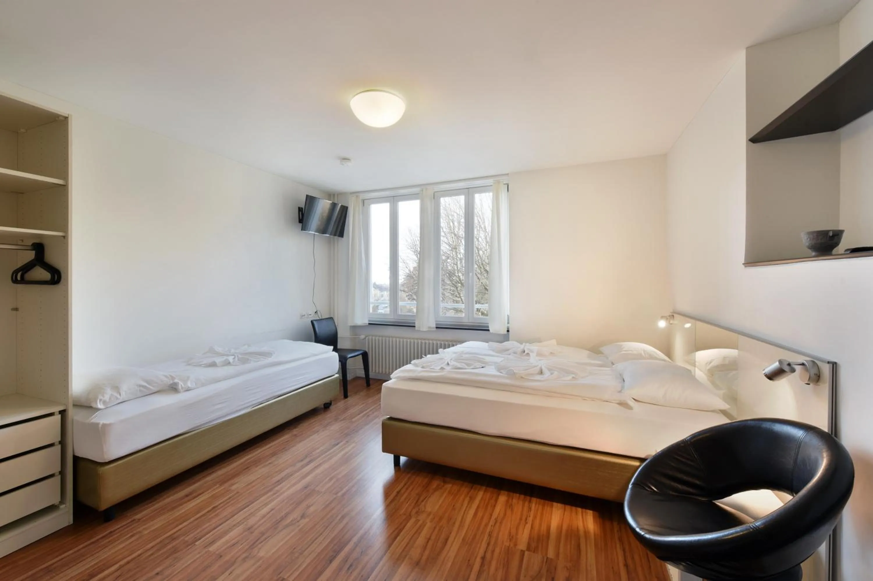 Photo of the whole room, Bed in Swiss Star California - Self Check-In