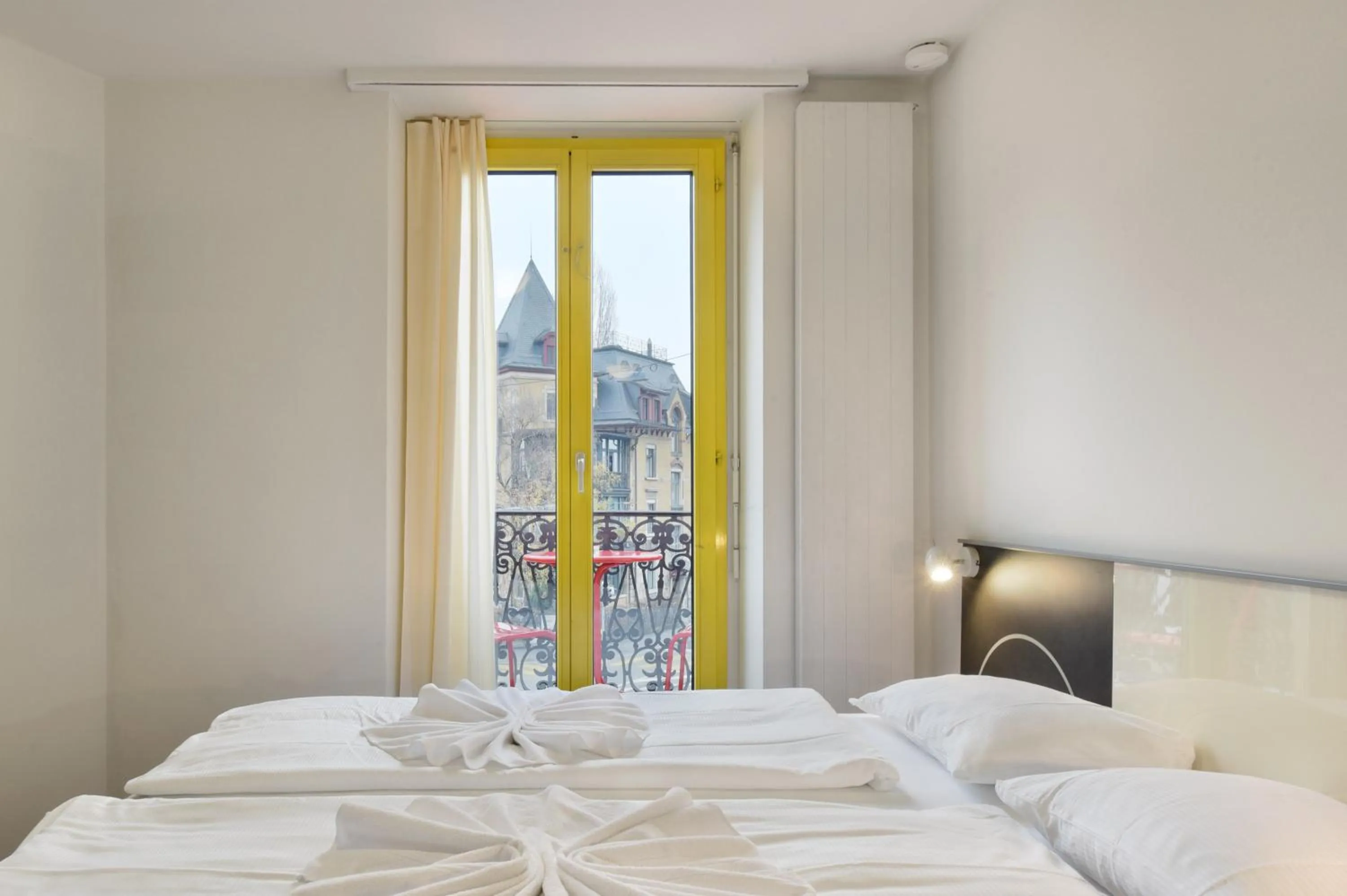 Photo of the whole room, Bed in Swiss Star California - Self Check-In