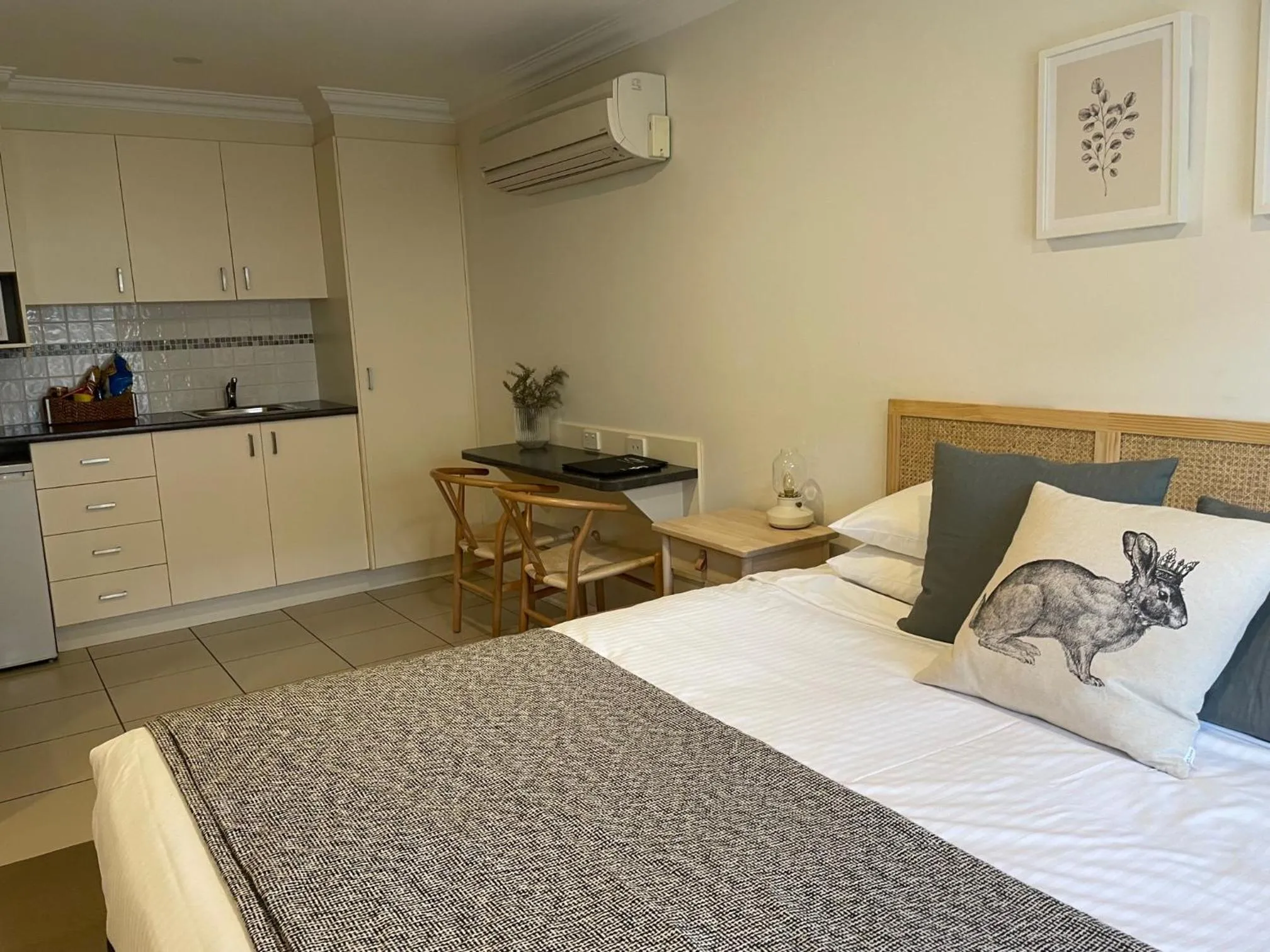 Bed in Millthorpe Motel