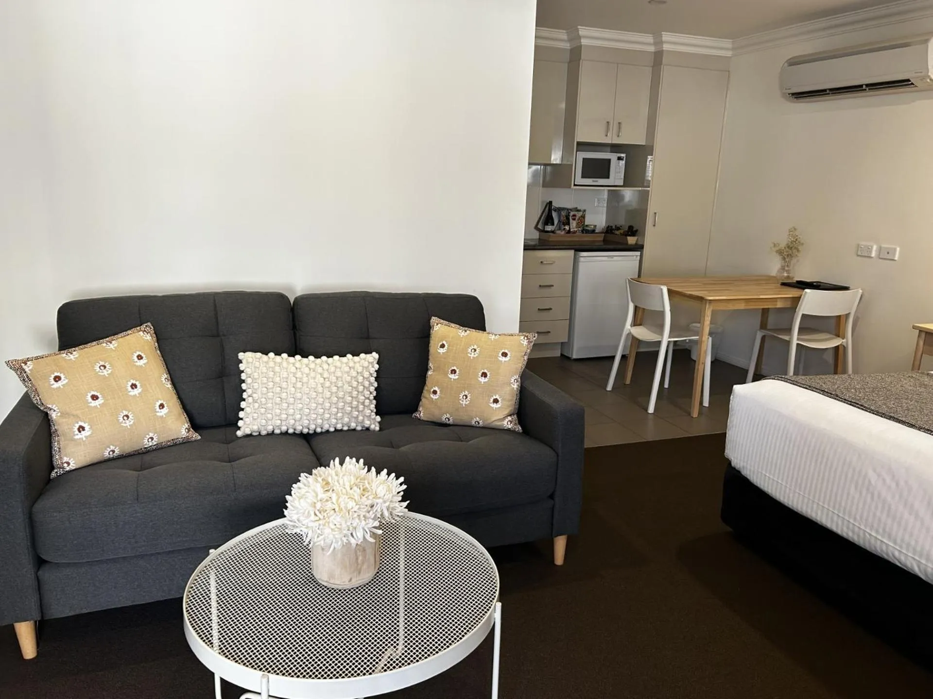 Bed in Millthorpe Motel