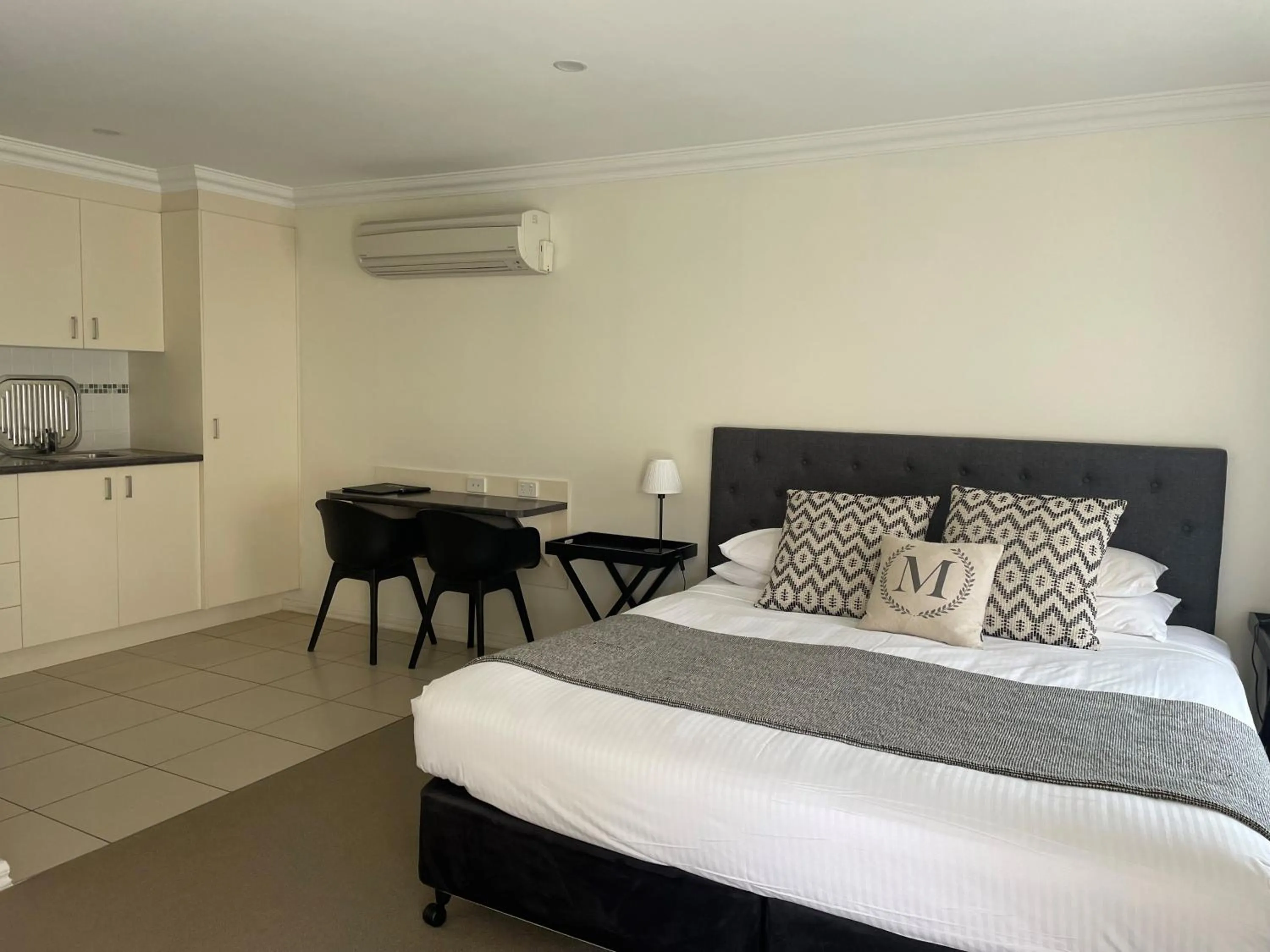 Kitchen or kitchenette, Bed in Millthorpe Motel