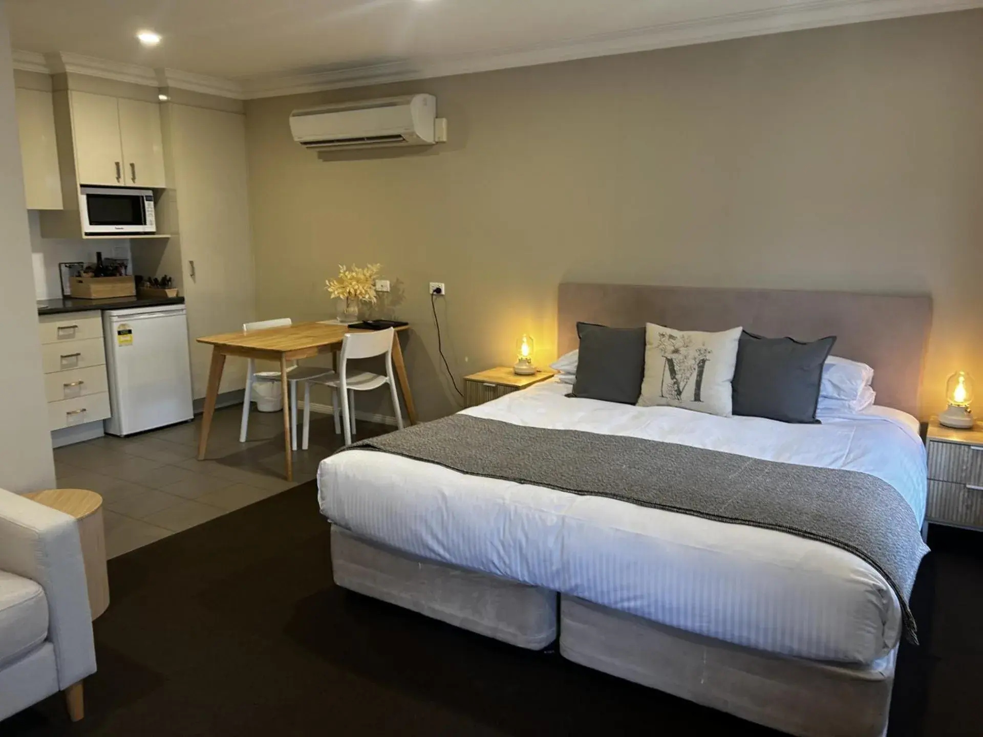 Deluxe King Room in Millthorpe Motel Deluxe King Room in Millthorpe Motel