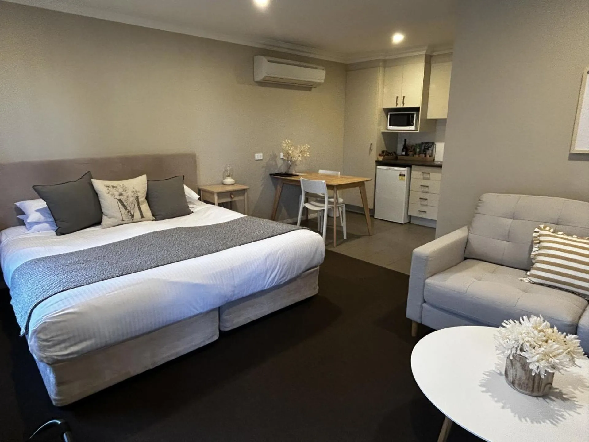 Bed in Millthorpe Motel