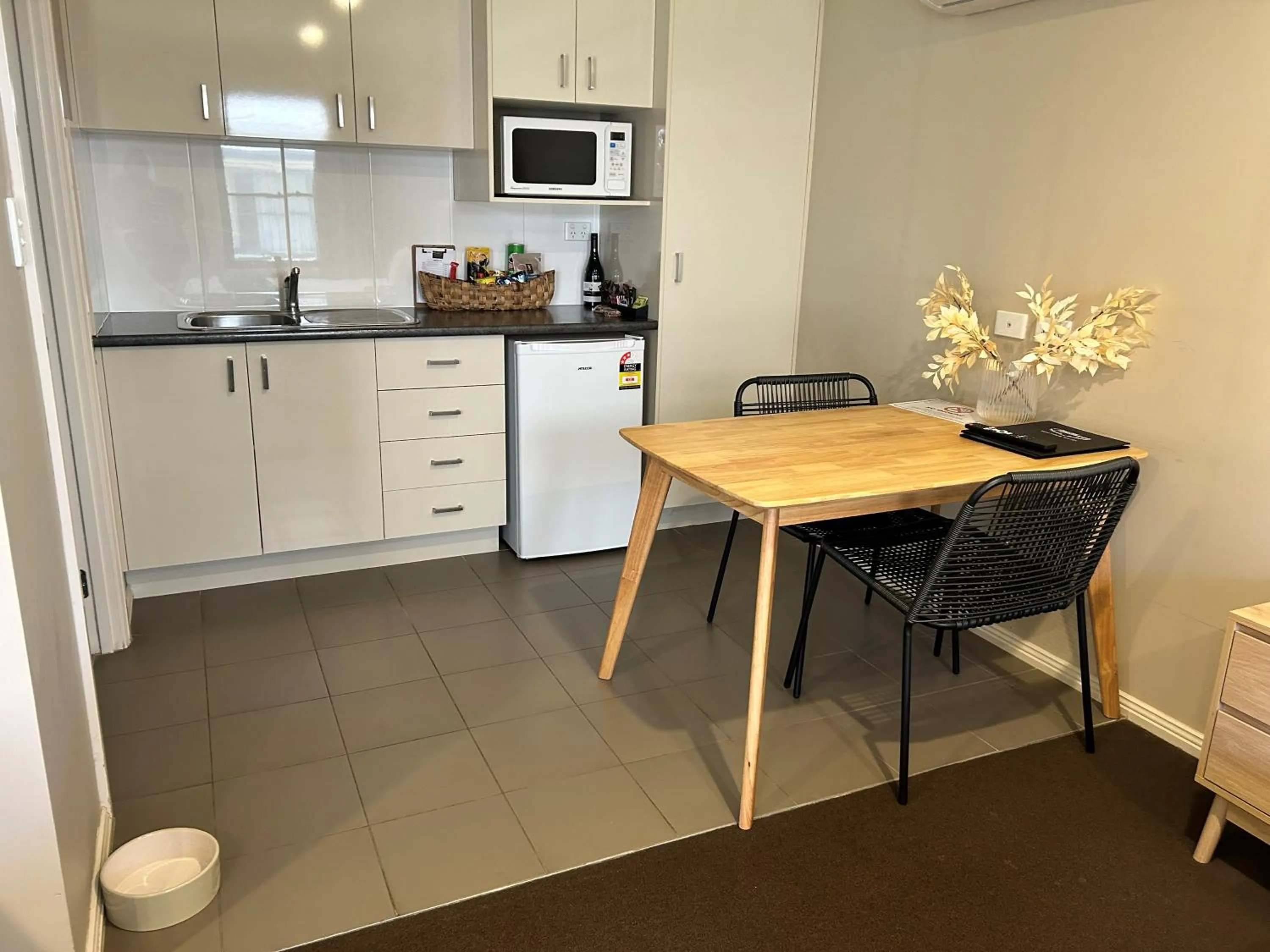 Kitchen or kitchenette in Millthorpe Motel