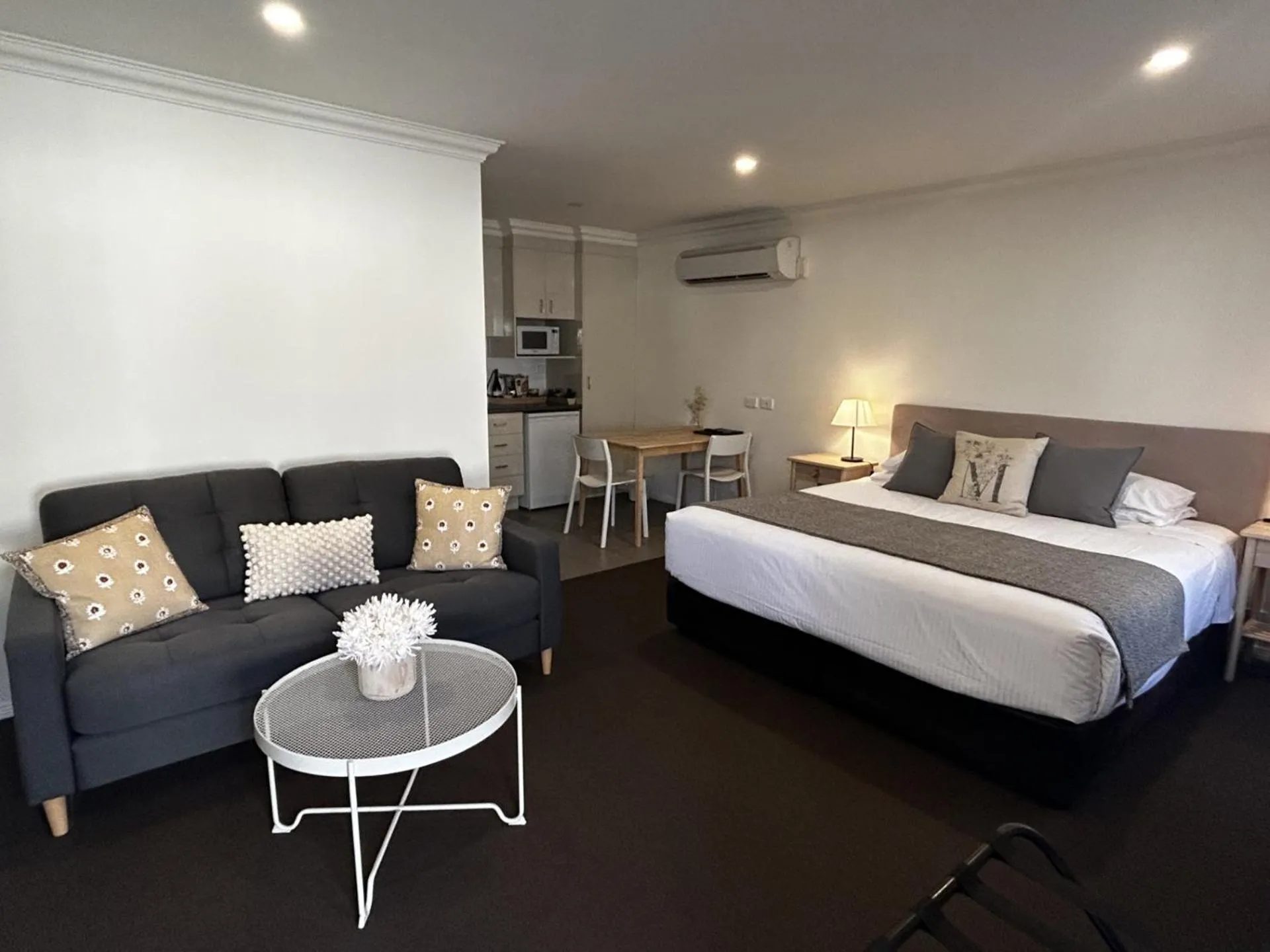 Bed in Millthorpe Motel