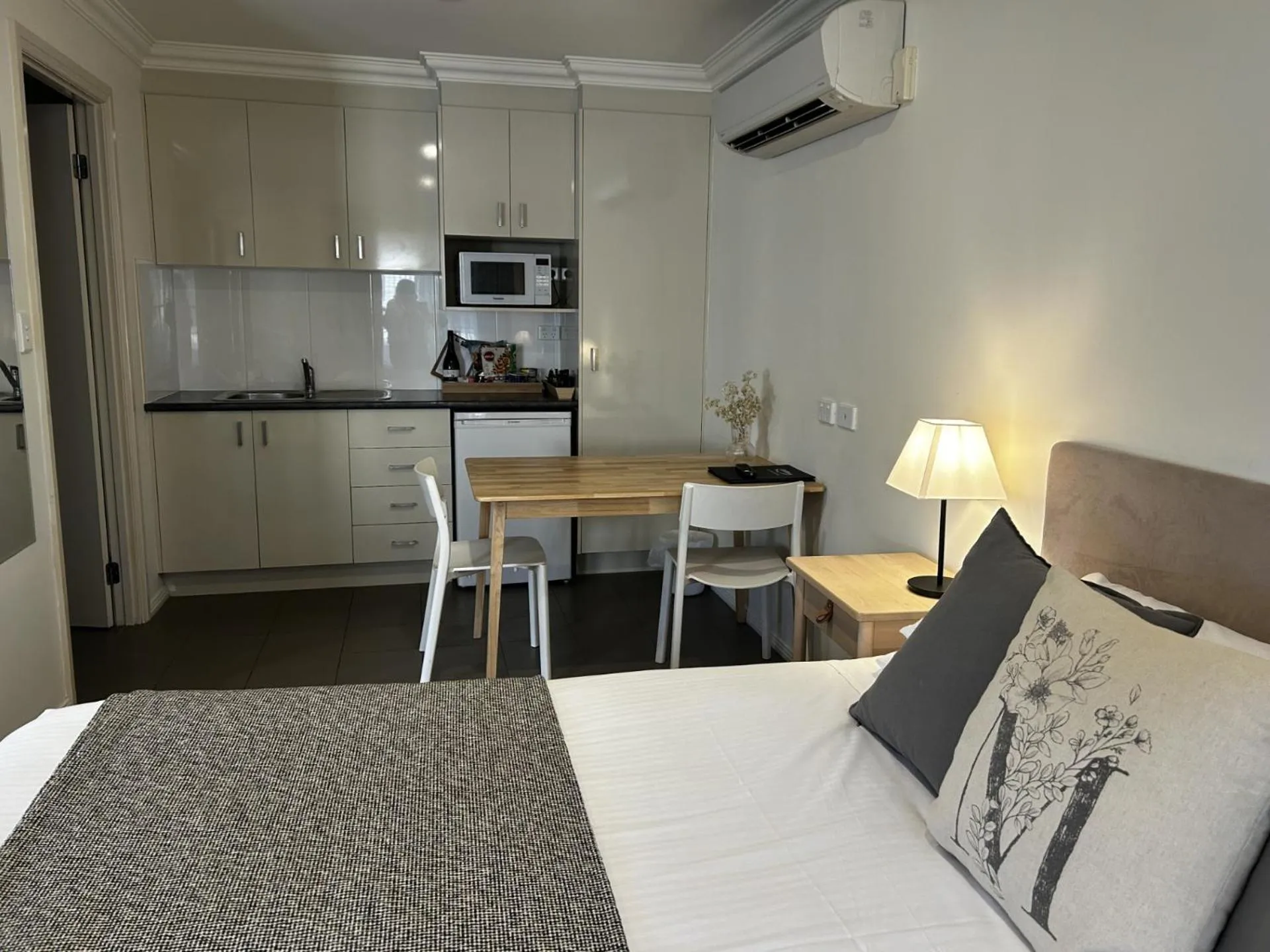 Bed in Millthorpe Motel