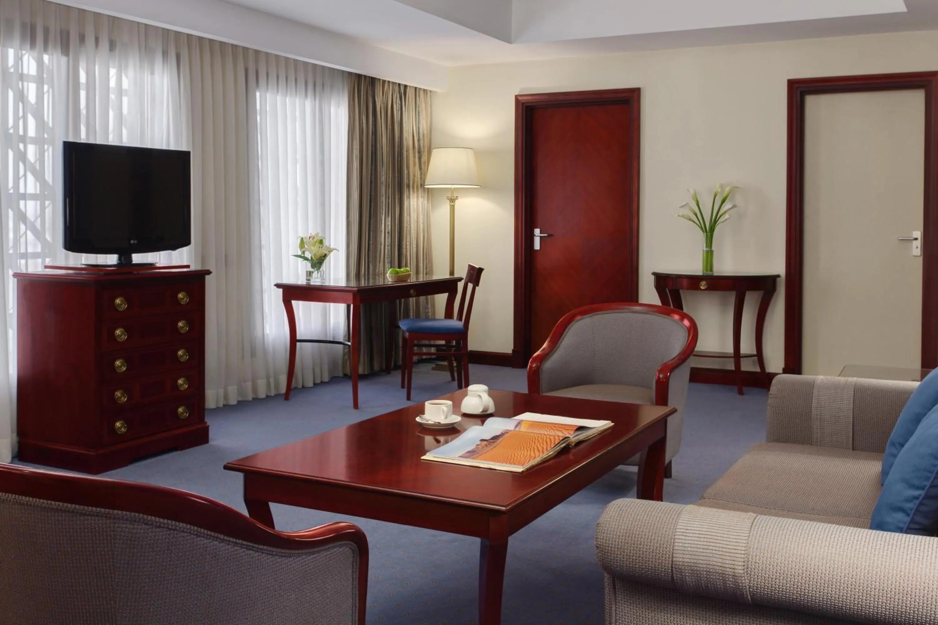 Living room in New Madinah Hotel