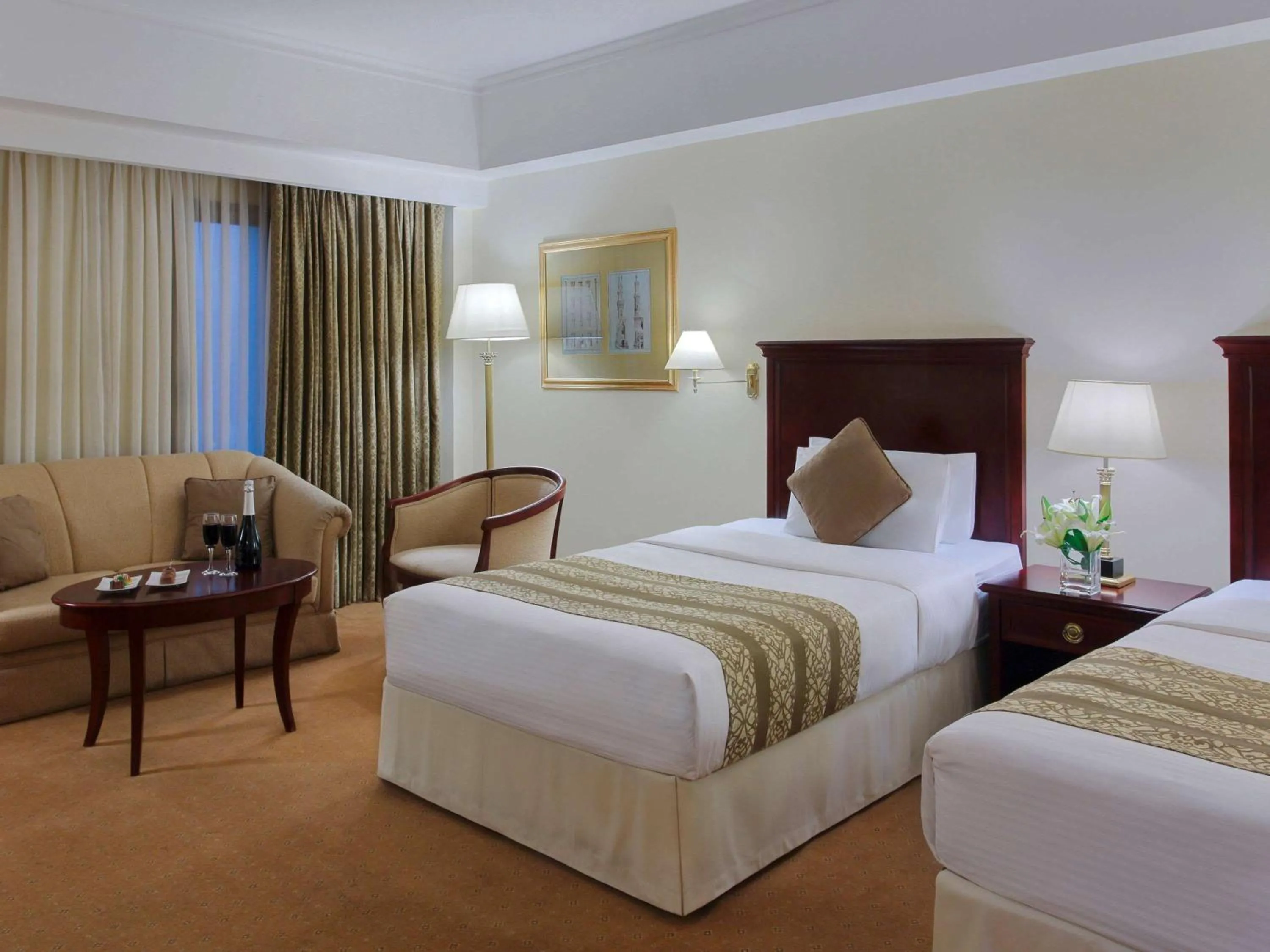 Photo of the whole room, Bed in New Madinah Hotel