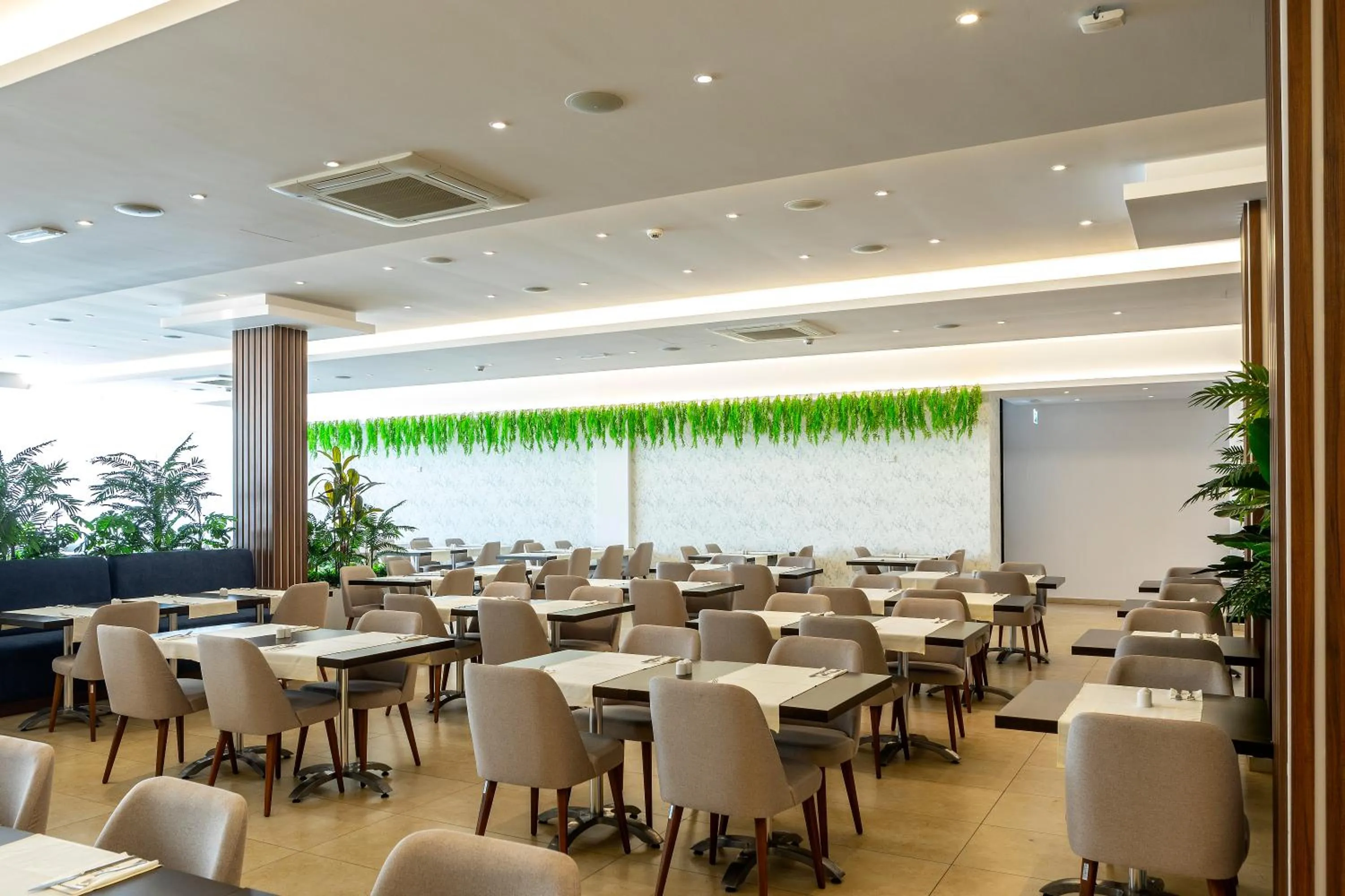 Restaurant/places to eat in Christofinia Hotel