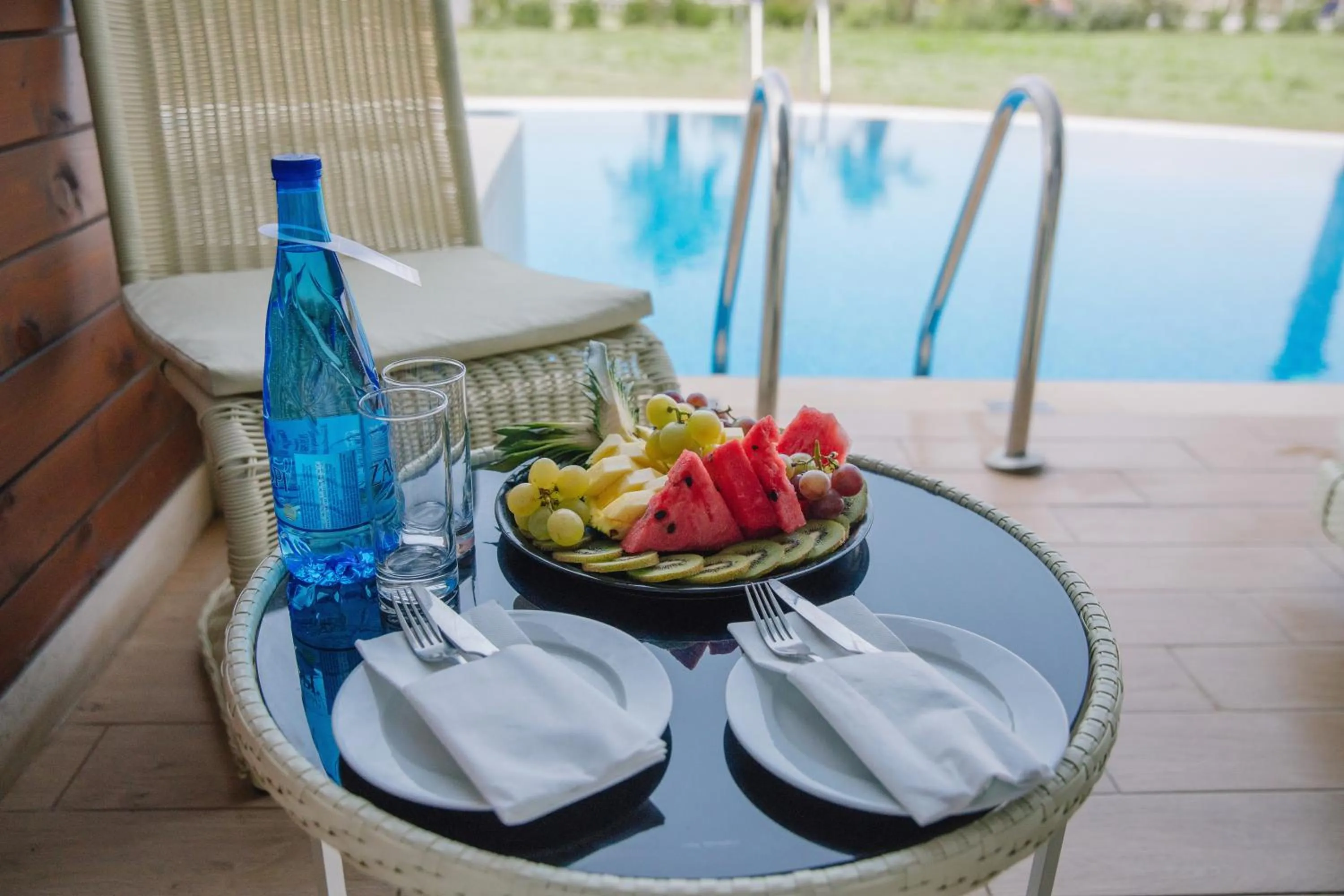 Food and drinks in Almyros Beach