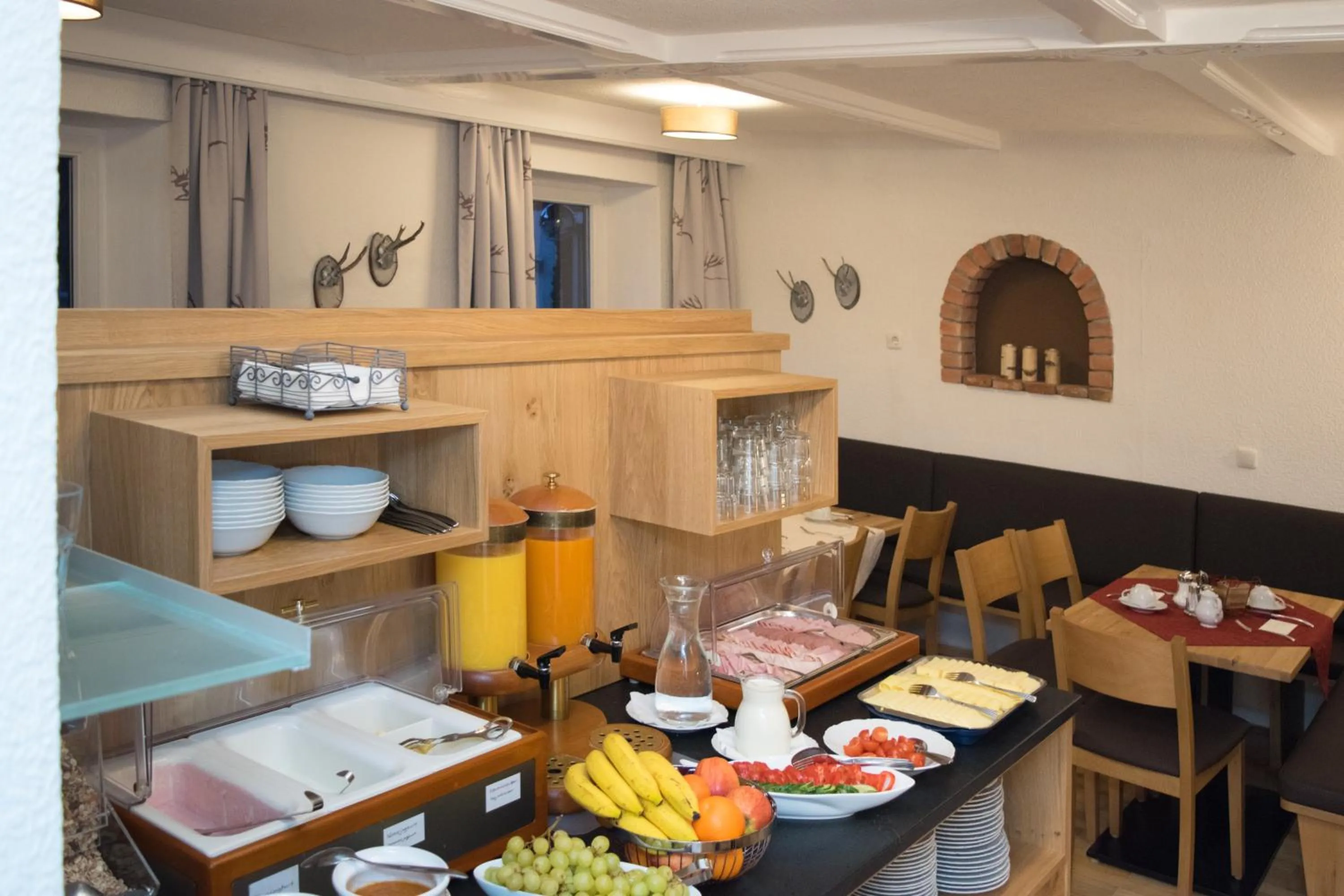 Buffet breakfast in Pension Irlingerhof