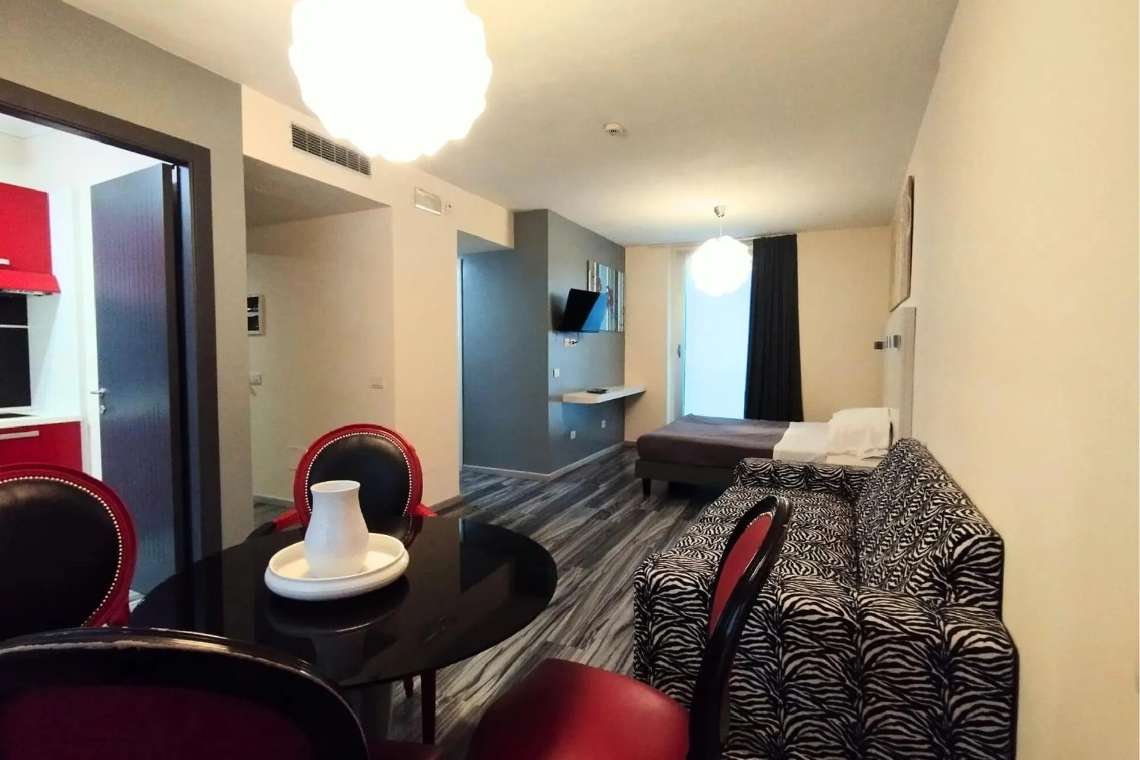 Photo of the whole room in Happy Hotel Atelier Gardone Riviera Centro & Spa