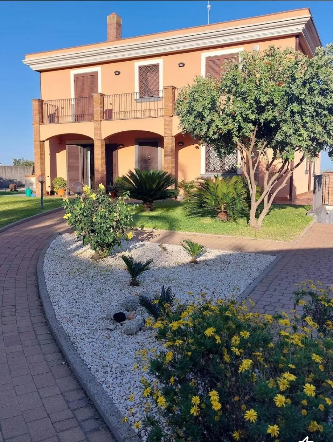 Property building in Villa Feluchia Tra Il Mare E Il Vulcano