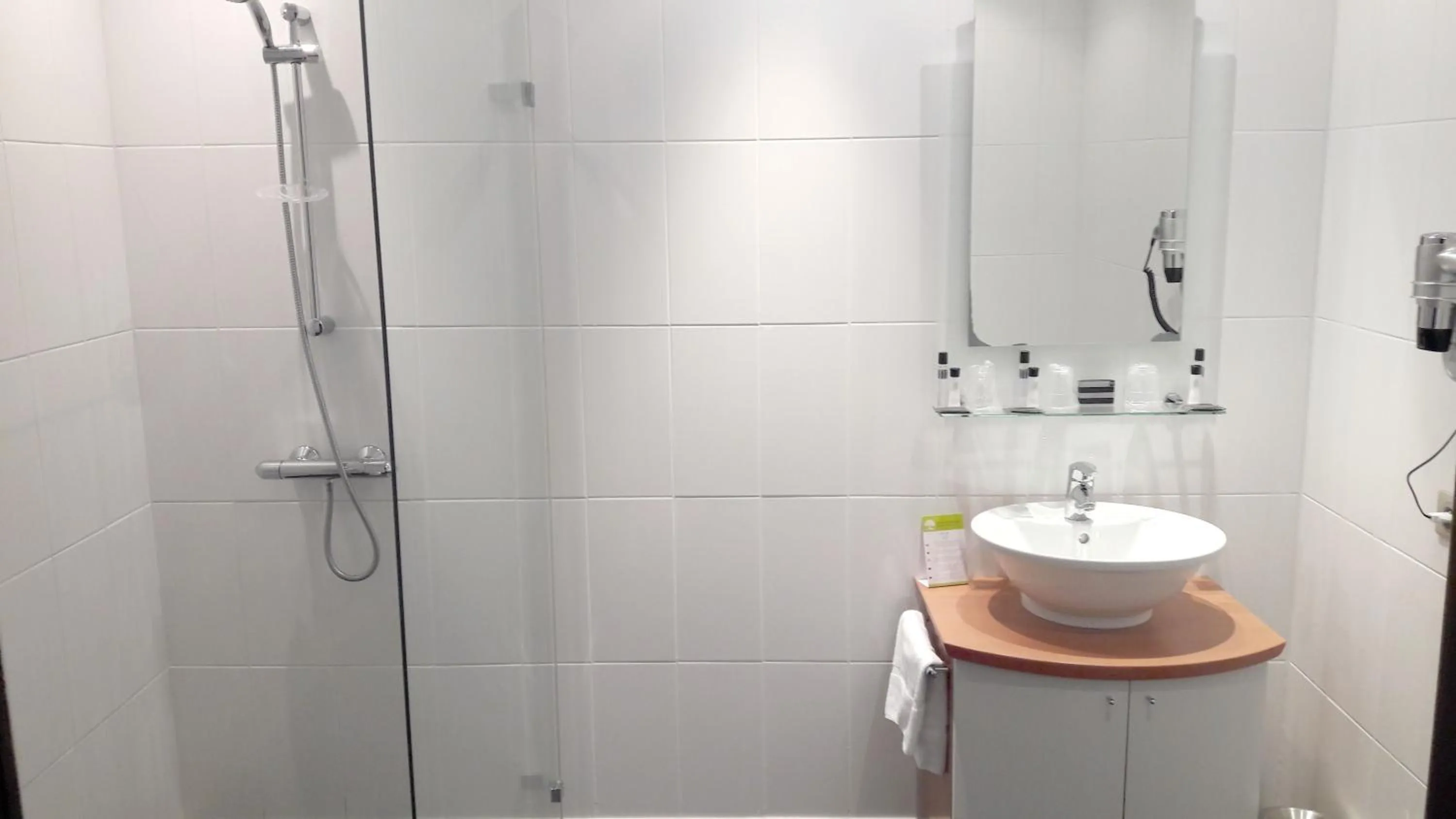 Bathroom in Hôtel du Casino de Capvern