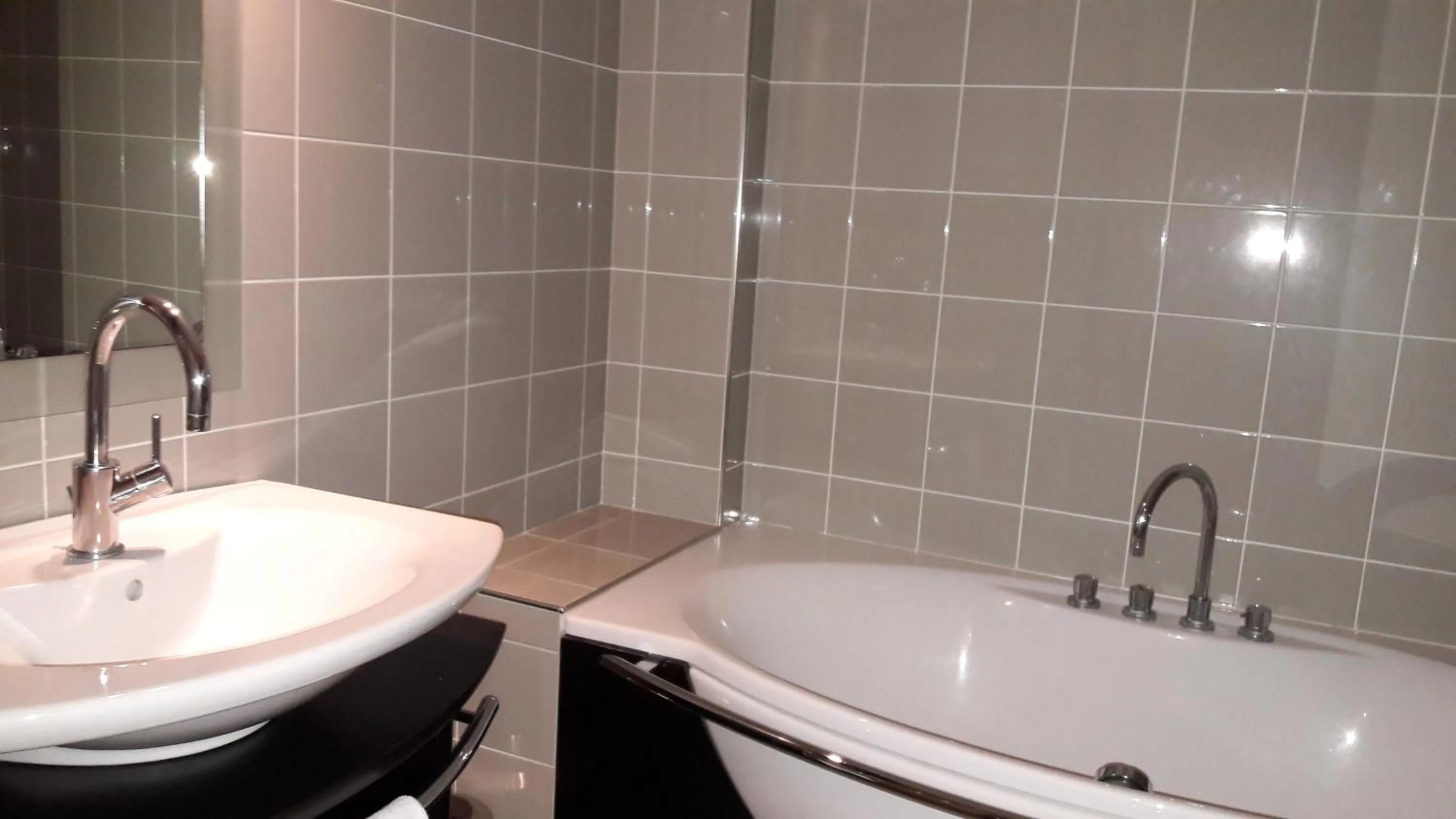 Shower in Hôtel du Casino de Capvern