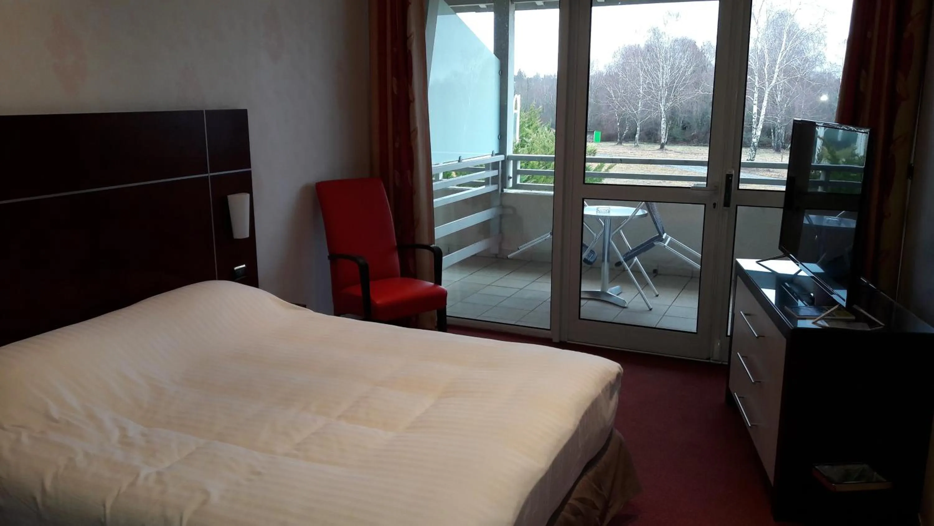 Balcony/Terrace, Bed in Hôtel du Casino de Capvern