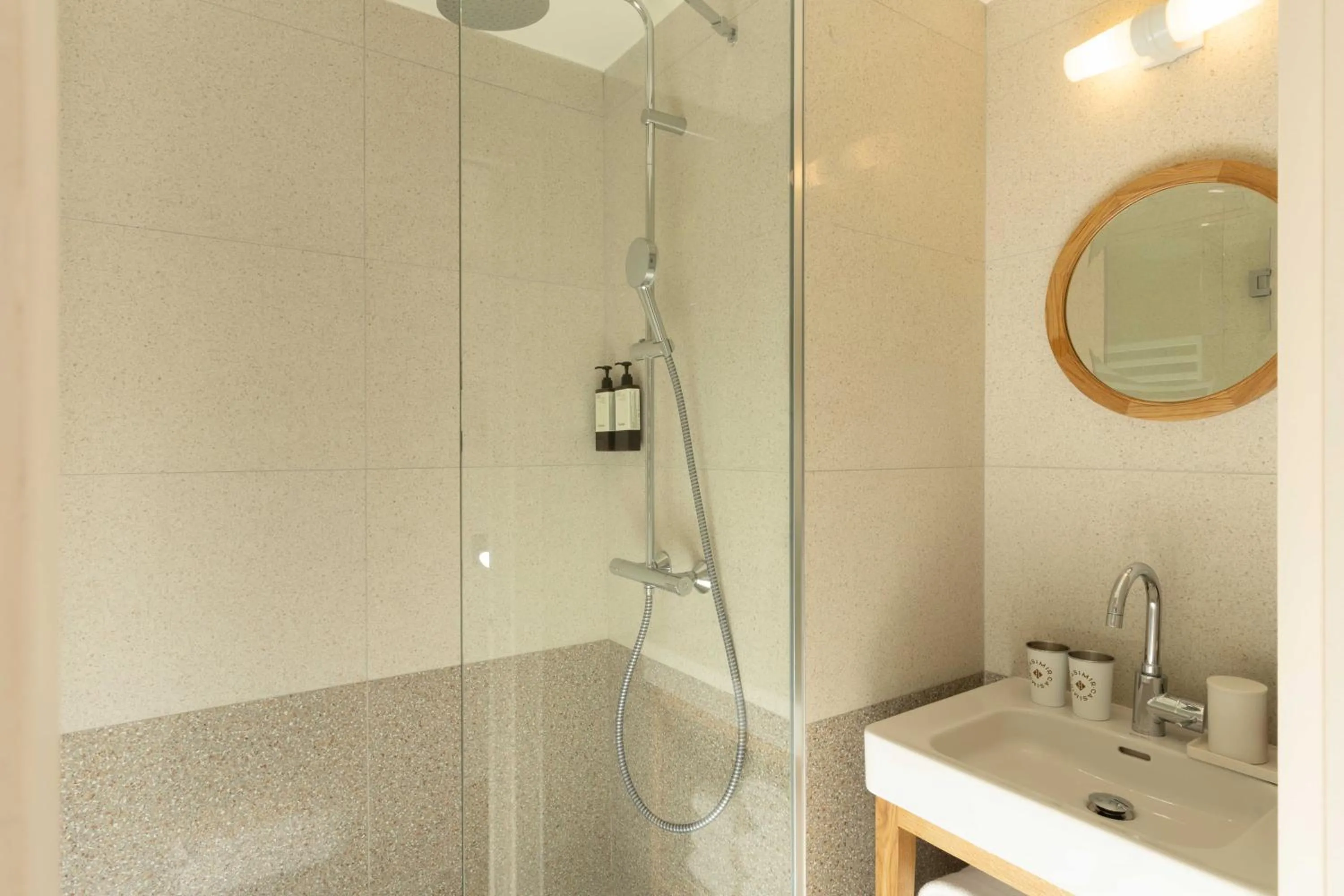 Shower in Hôtel Casimir