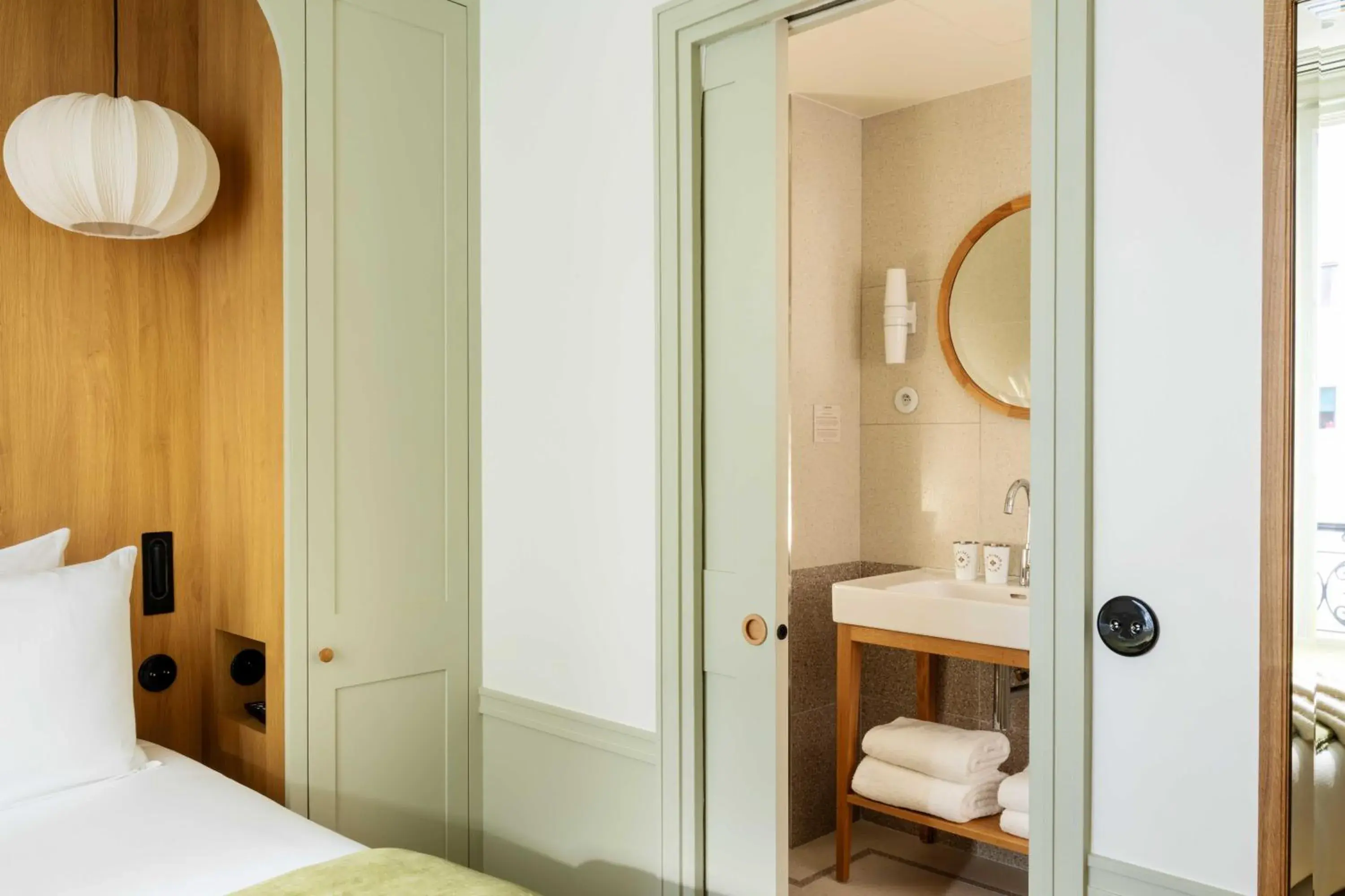 Photo of the whole room, Bed in Hôtel Casimir Photo of the whole room, Bed in Hôtel Casimir