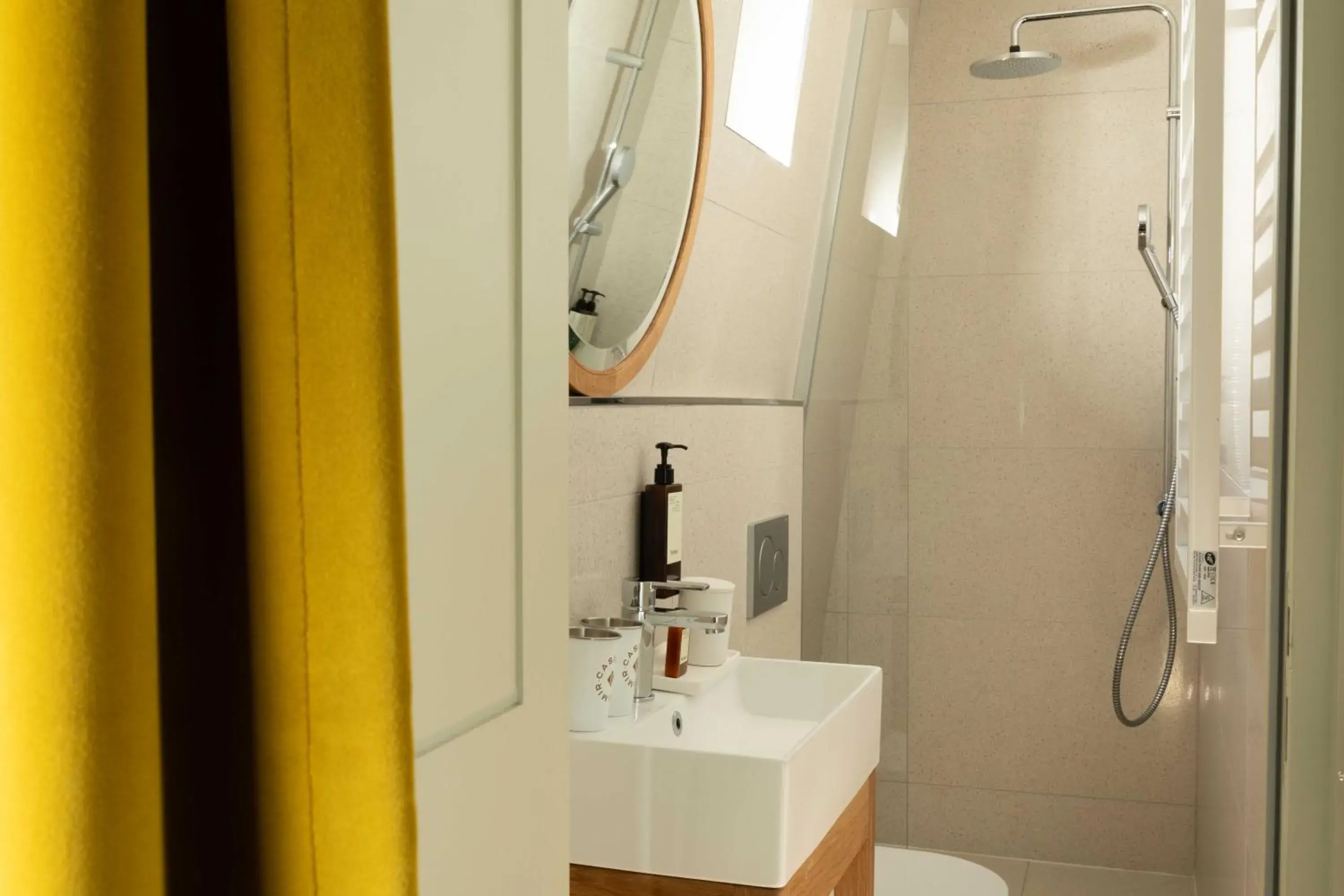 Shower in Hôtel Casimir Shower in Hôtel Casimir
