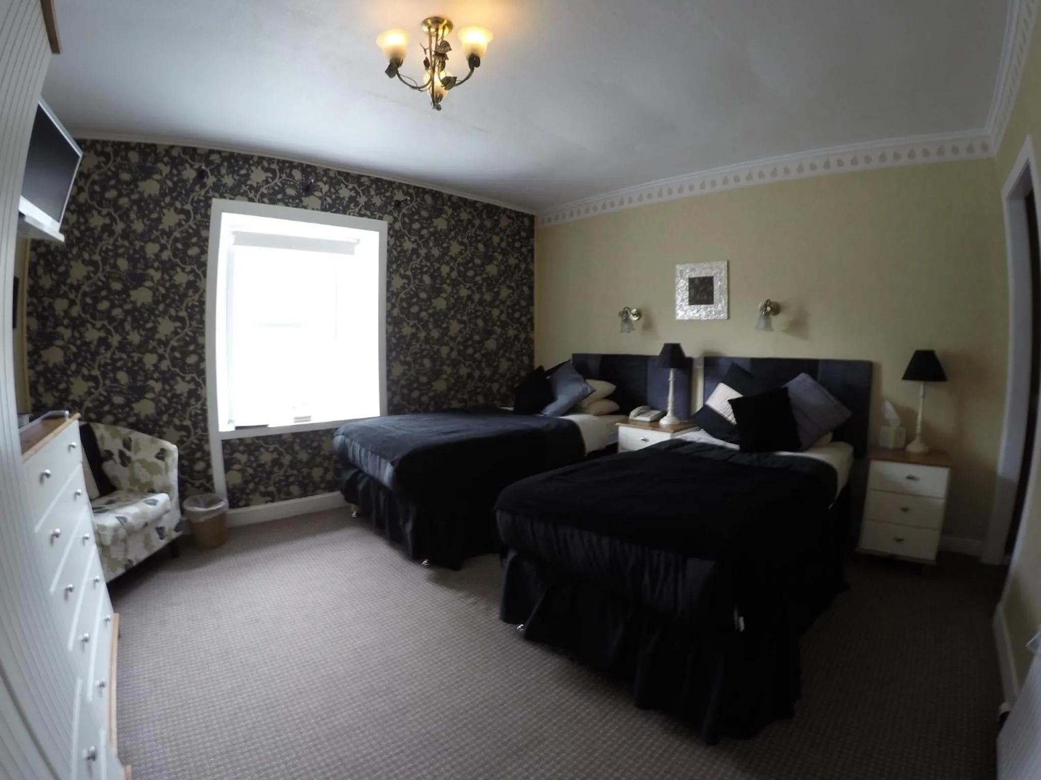 Day, Bed in The Old Inn