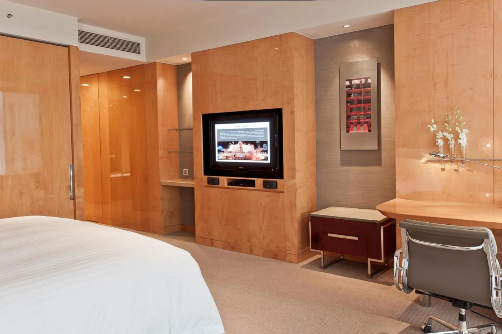 Photo of the whole room, Bed in InterContinental Shanghai Expo by IHG - Huangpu Riverview, 3KM to the Bund & Lujiazui, Near 2 Major Exhibition Centers, Onsite Currency Exchange