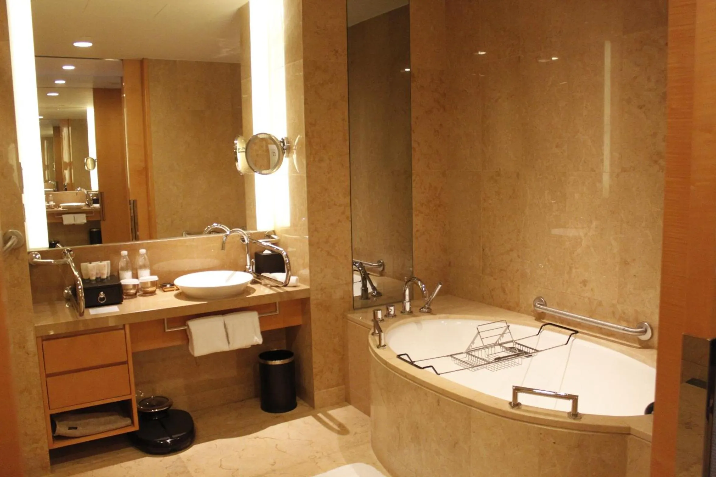 Property building in InterContinental Shanghai Expo by IHG - Huangpu Riverview, 3KM to the Bund & Lujiazui, Near 2 Major Exhibition Centers, Onsite Currency Exchange