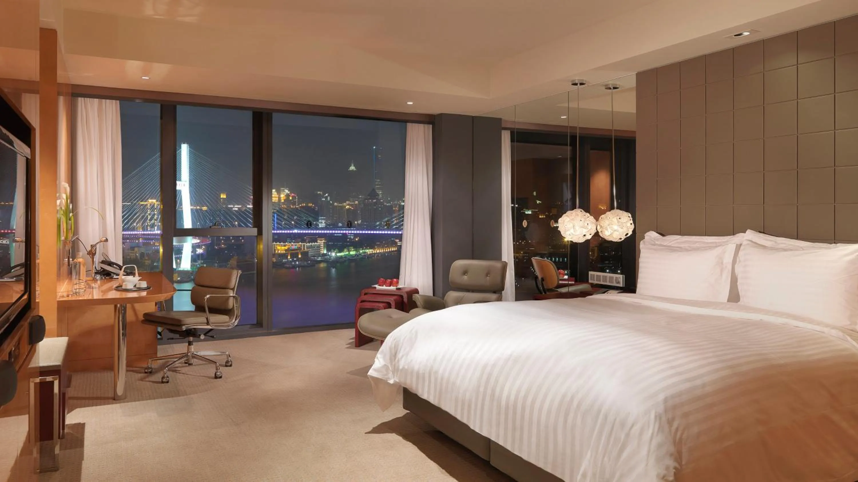 Photo of the whole room, Bed in InterContinental Shanghai Expo by IHG - Huangpu Riverview, 3KM to the Bund & Lujiazui, Near 2 Major Exhibition Centers, Onsite Currency Exchange