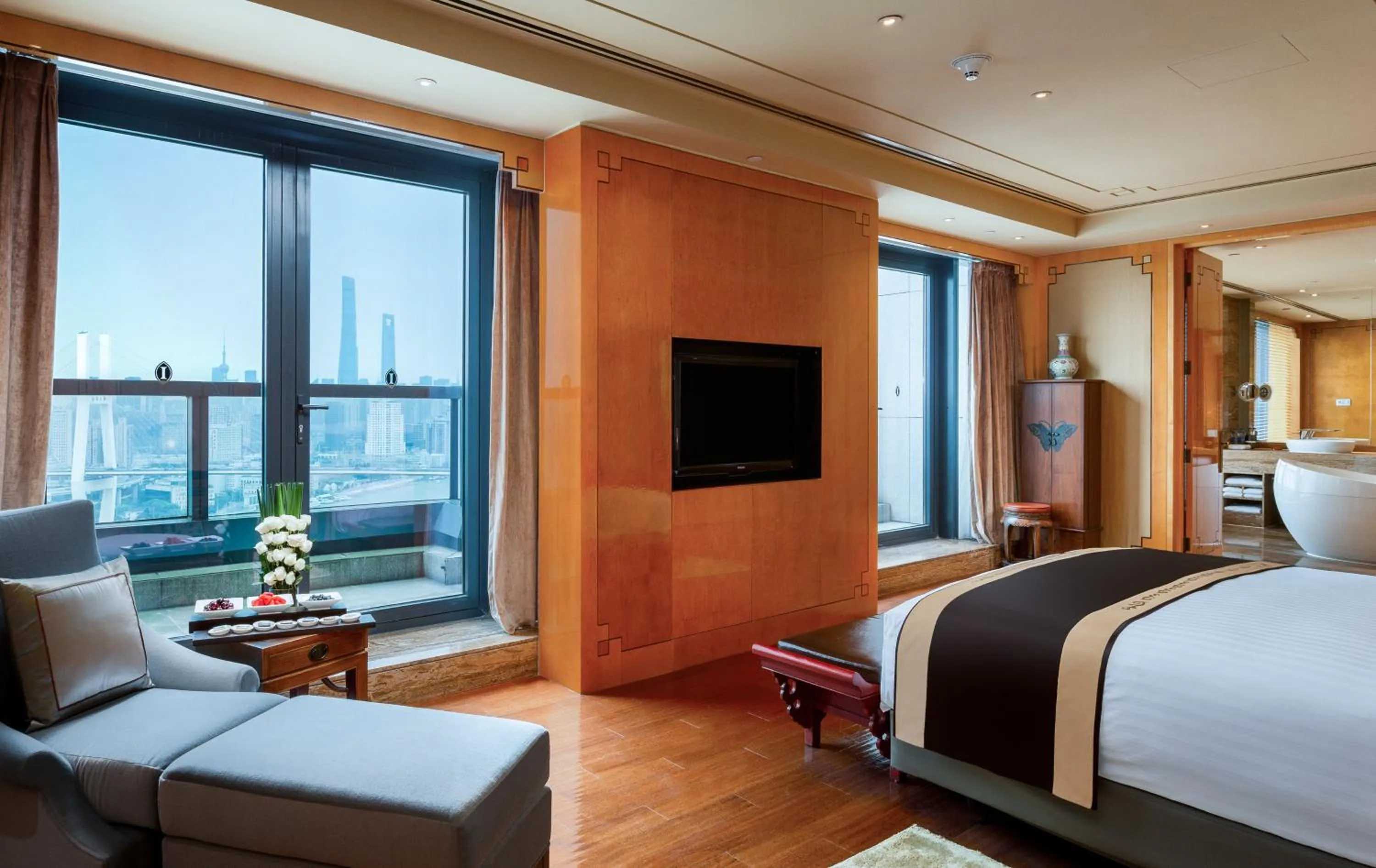 Bedroom, Bed in InterContinental Shanghai Expo by IHG - Huangpu Riverview, 3KM to the Bund & Lujiazui, Near 2 Major Exhibition Centers, Onsite Currency Exchange