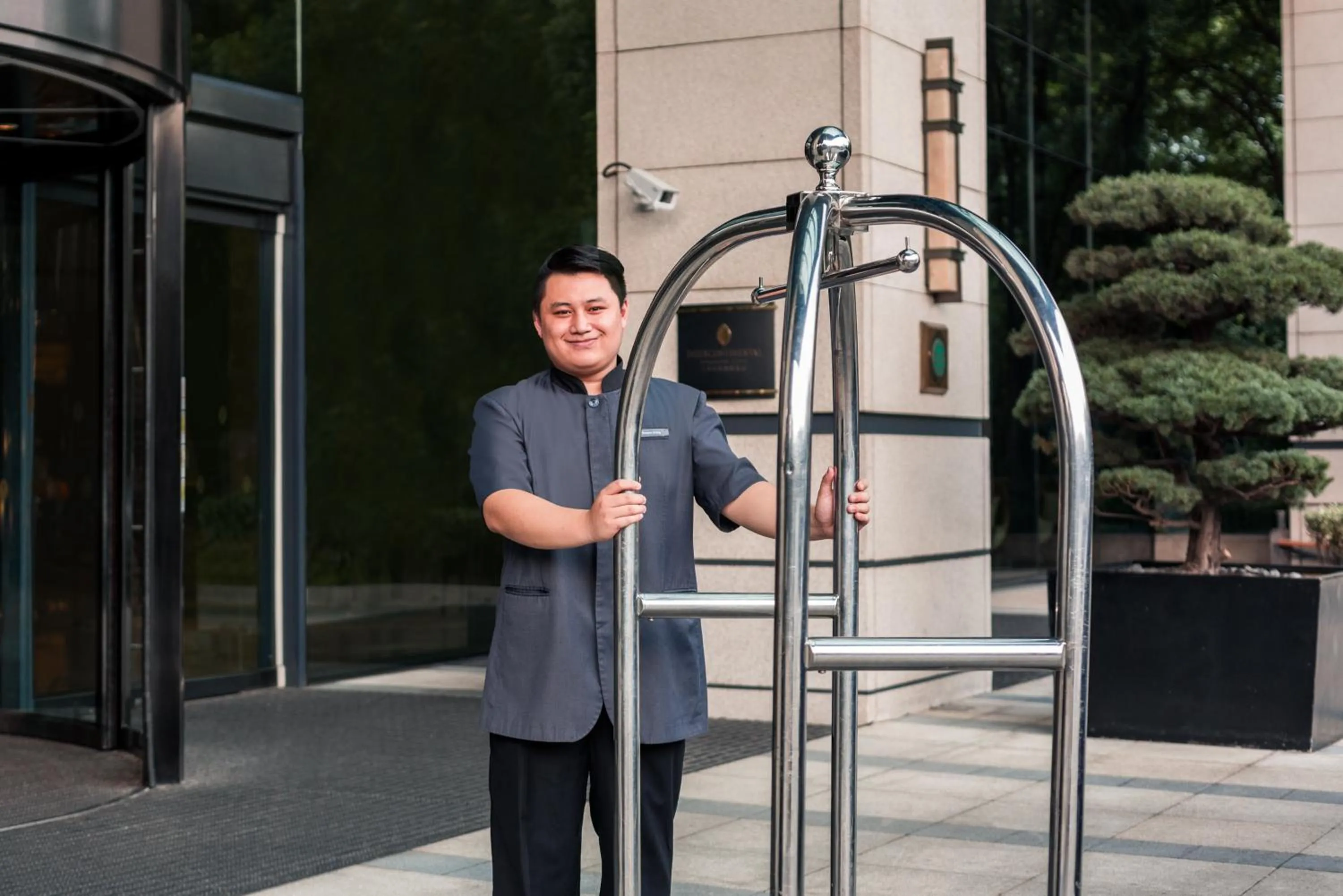 Property building in InterContinental Shanghai Expo by IHG - Huangpu Riverview, 3KM to the Bund & Lujiazui, Near 2 Major Exhibition Centers, Onsite Currency Exchange