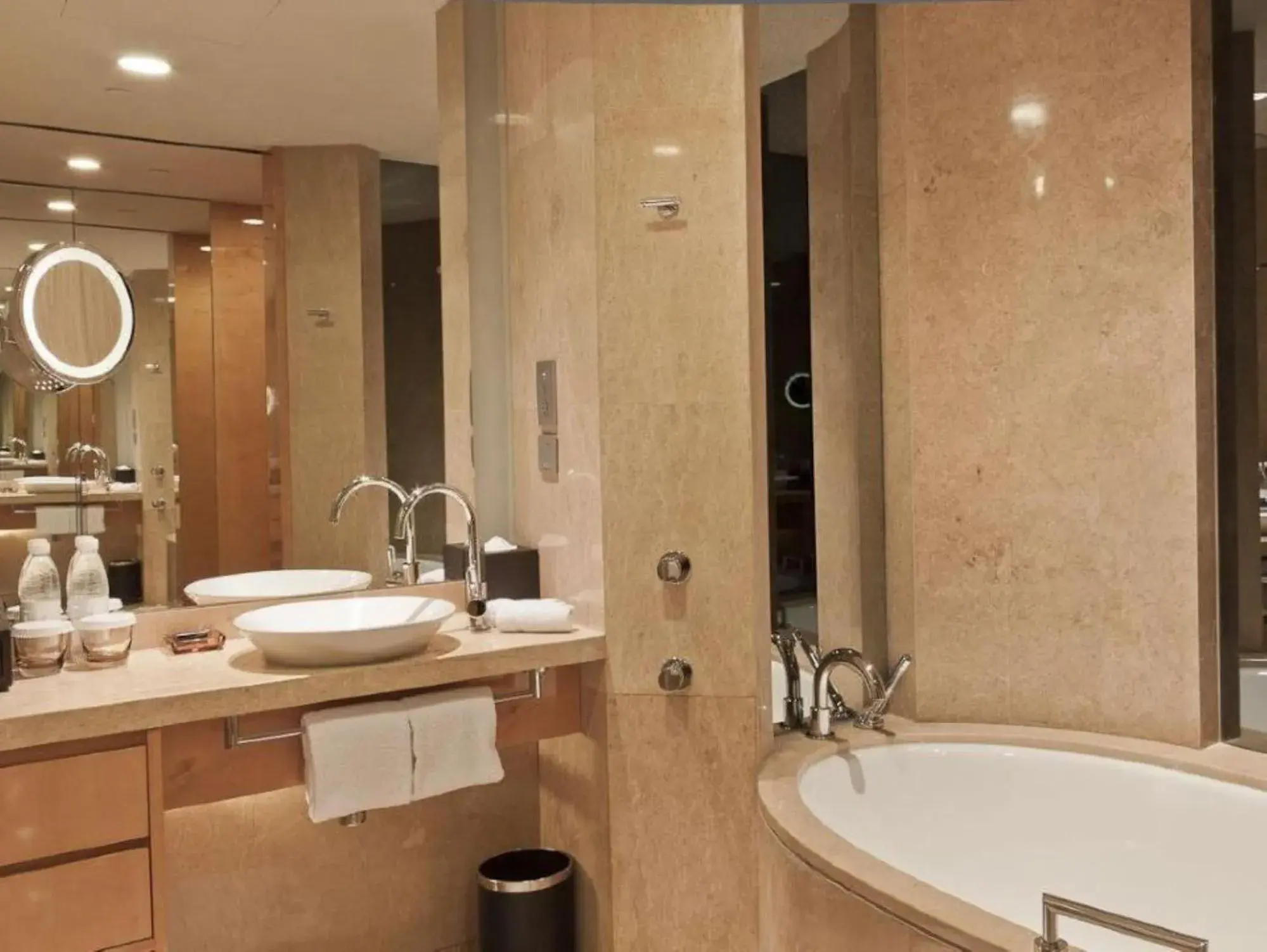 Property building in InterContinental Shanghai Expo by IHG - Huangpu Riverview, 3KM to the Bund & Lujiazui, Near 2 Major Exhibition Centers, Onsite Currency Exchange Property building in InterContinental Shanghai Expo by IHG - Huangpu Riverview, 3KM to the Bund & Lujiazui, Near 2 Major Exhibition Centers, Onsite Currency Exchange