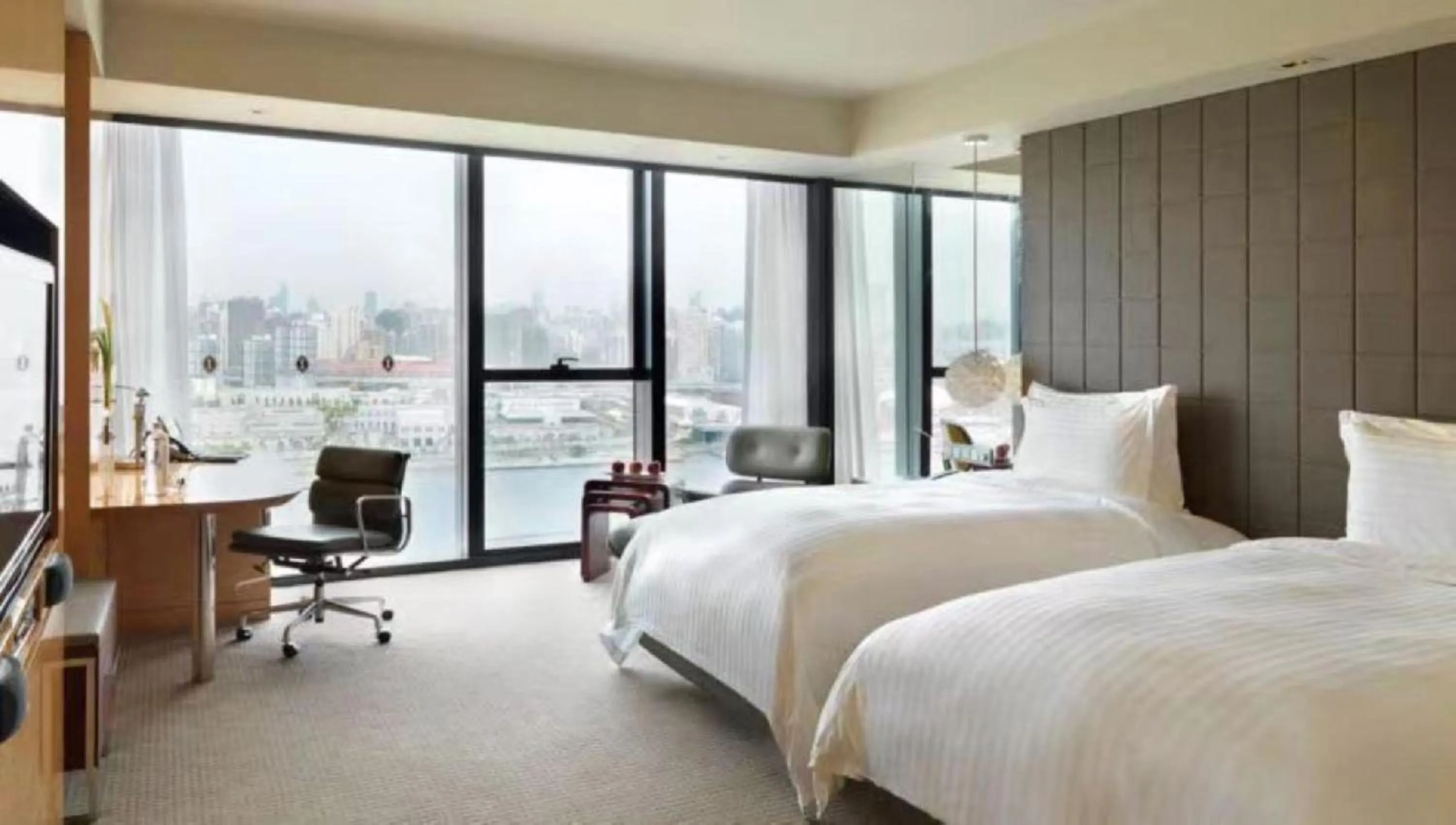 Photo of the whole room, Bed in InterContinental Shanghai Expo by IHG - Huangpu Riverview, 3KM to the Bund & Lujiazui, Near 2 Major Exhibition Centers, Onsite Currency Exchange
