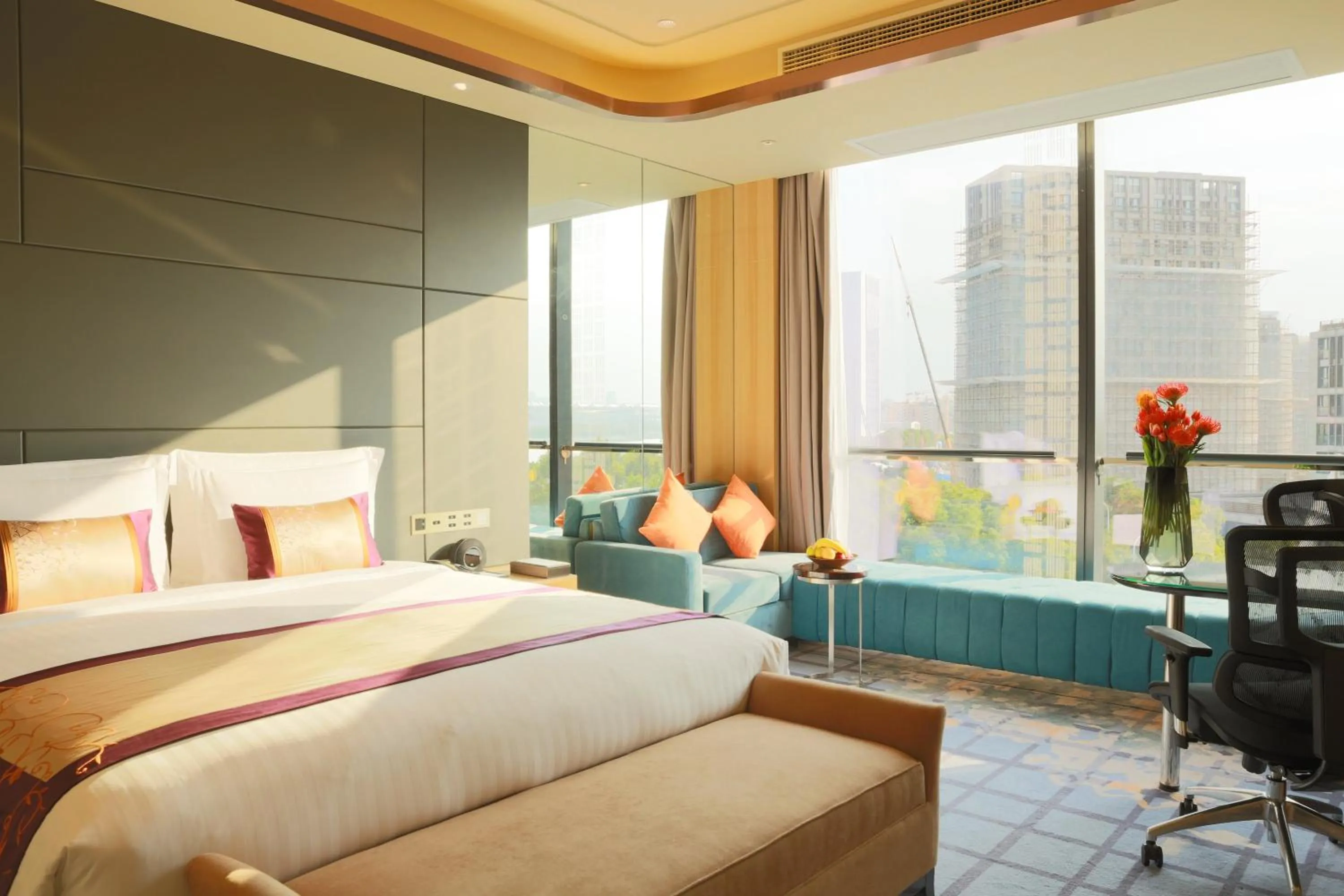 Photo of the whole room, Bed in InterContinental Shanghai Expo by IHG - Huangpu Riverview, 3KM to the Bund & Lujiazui, Near 2 Major Exhibition Centers, Onsite Currency Exchange