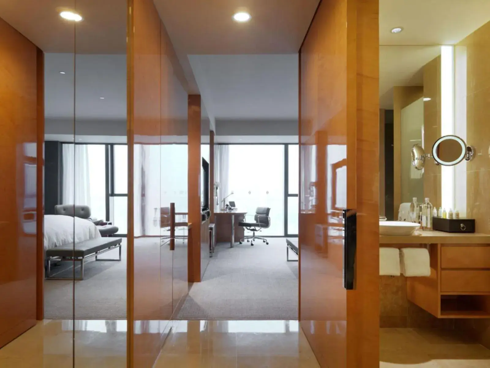 Living room in InterContinental Shanghai Expo by IHG - Huangpu Riverview, 3KM to the Bund & Lujiazui, Near 2 Major Exhibition Centers, Onsite Currency Exchange Living room in InterContinental Shanghai Expo by IHG - Huangpu Riverview, 3KM to the Bund & Lujiazui, Near 2 Major Exhibition Centers, Onsite Currency Exchange