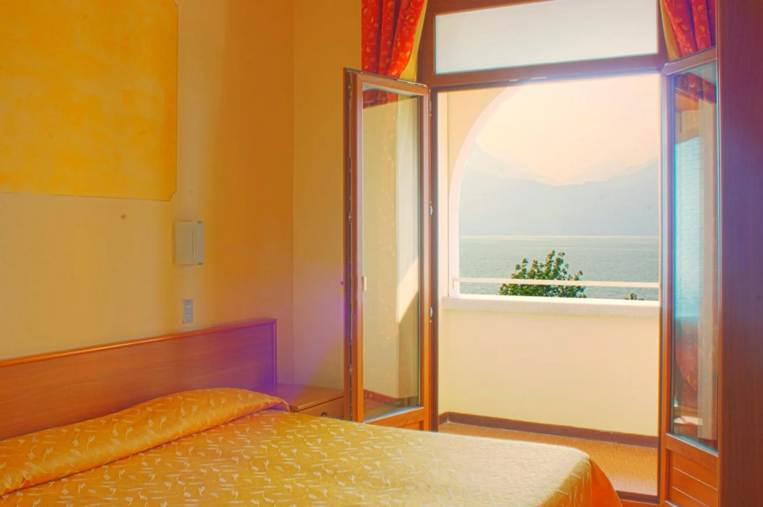 Communal lounge/ TV room, Bed in Hotel Merano