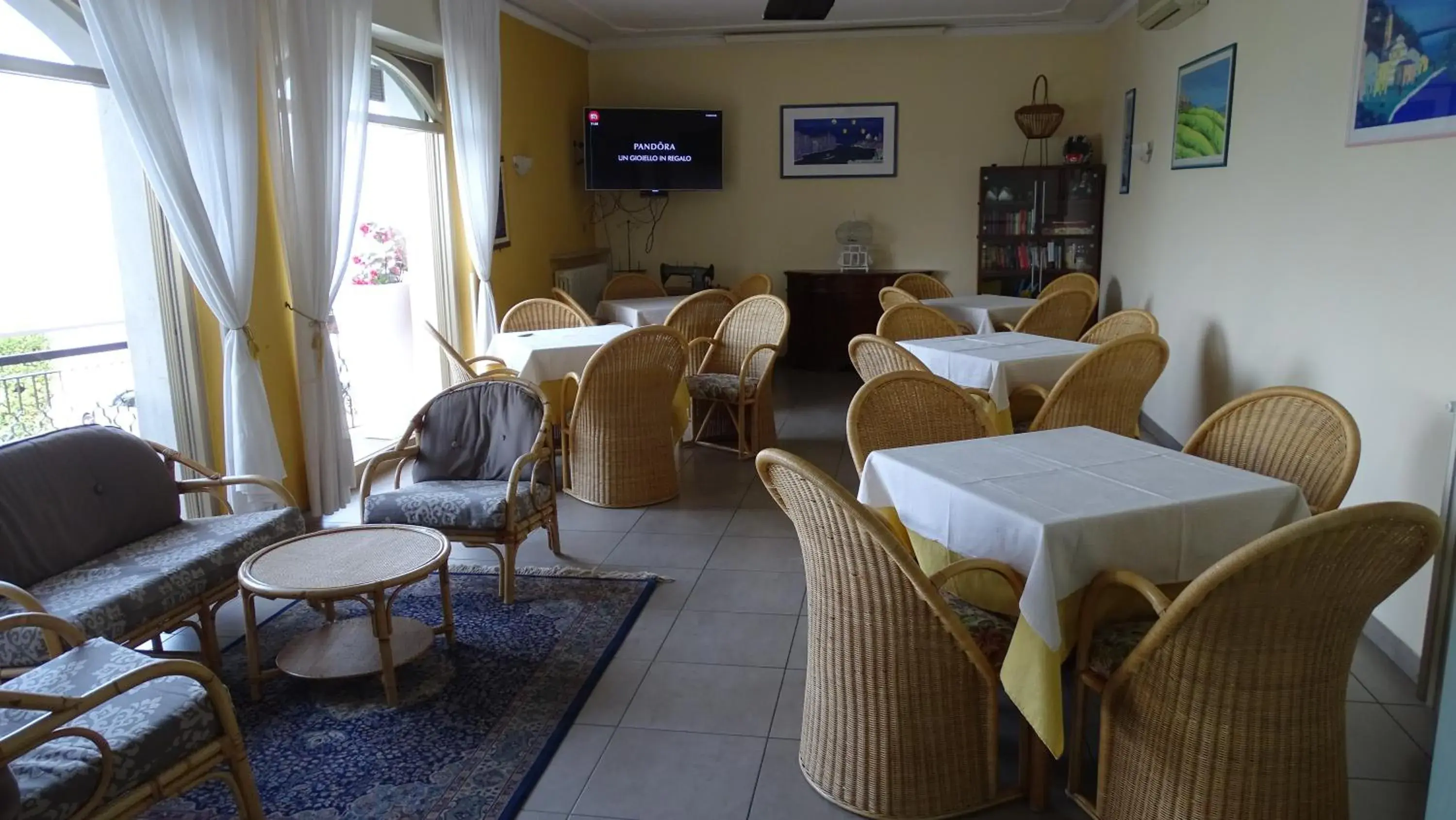 Communal lounge/ TV room, Restaurant/Places to Eat in Hotel Merano