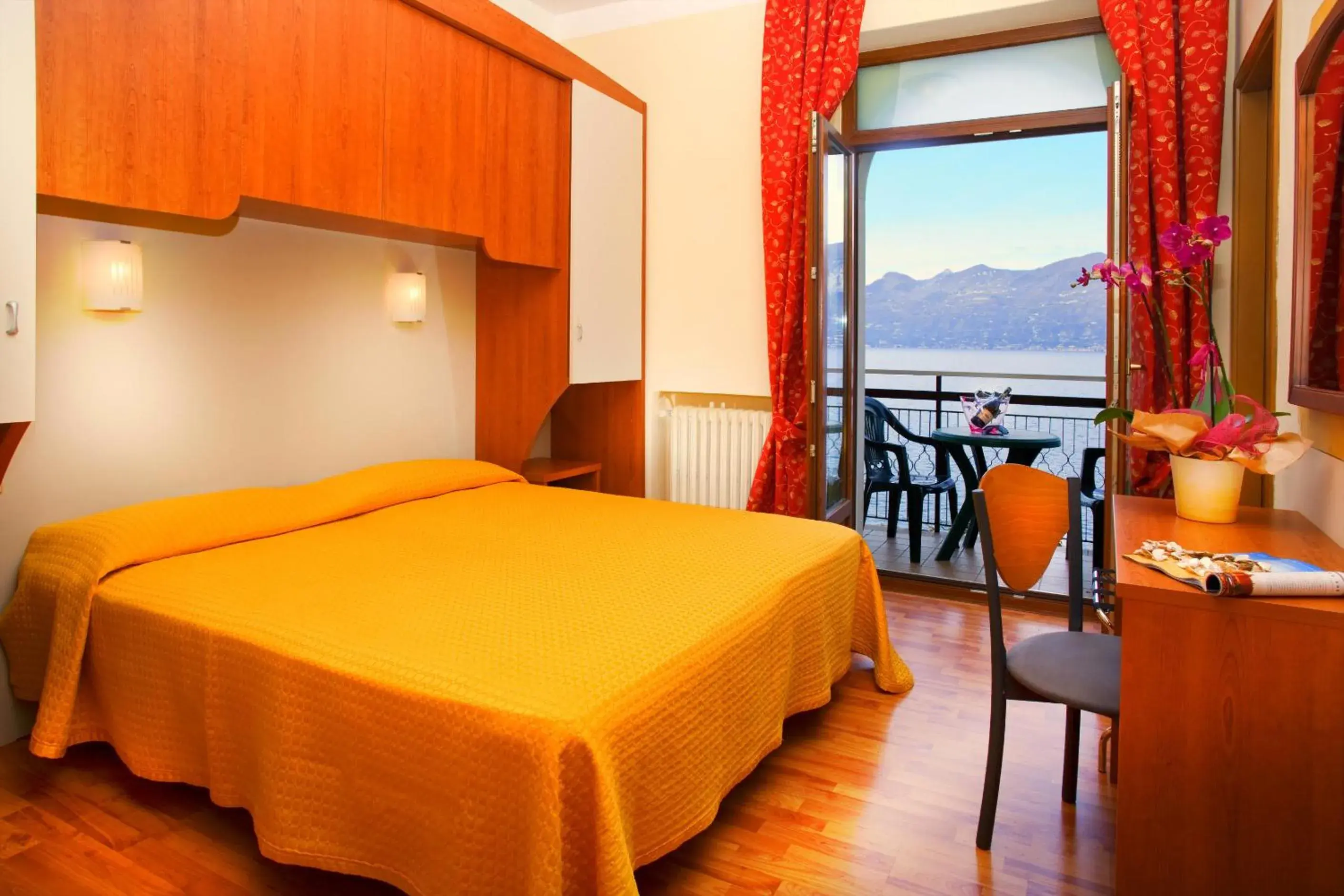 Lake view, Bed in Hotel Merano